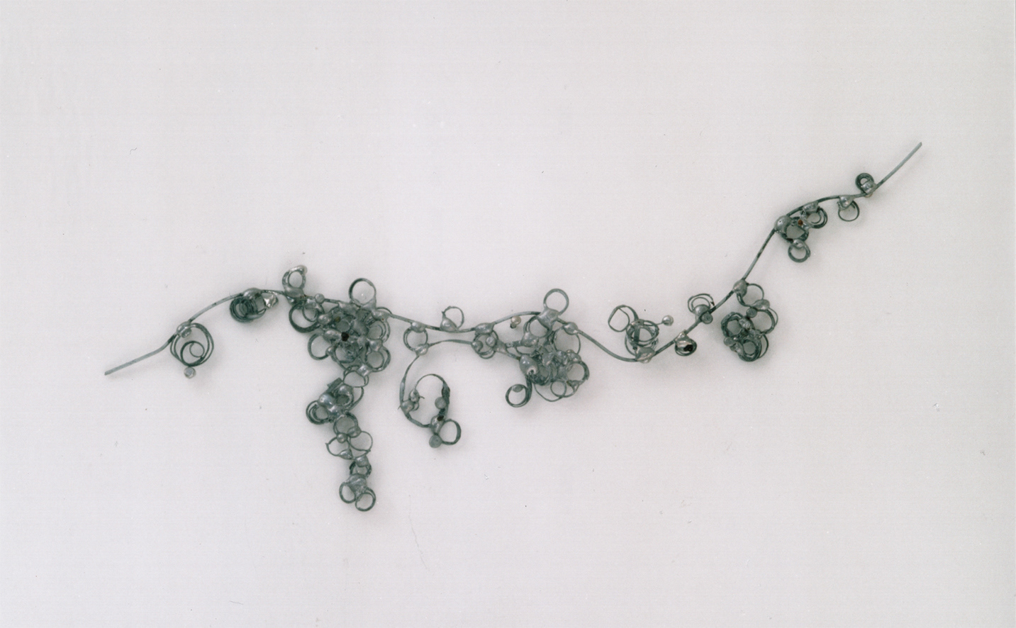 Por um fio (By a thread), wall sculpture, wire and tin solder, 5.2 x 12.2 in, 2002.