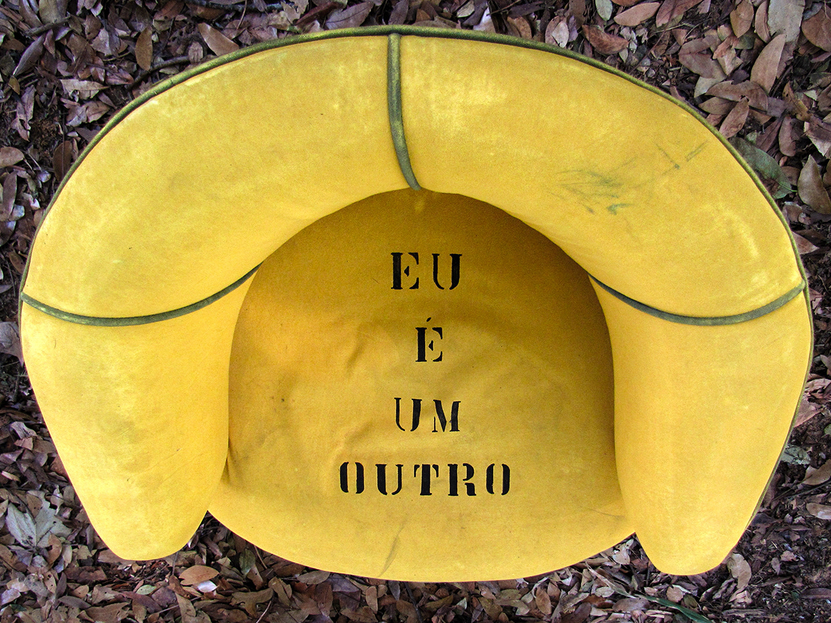 Seat with "Eu é um outro " (I is another) printed.