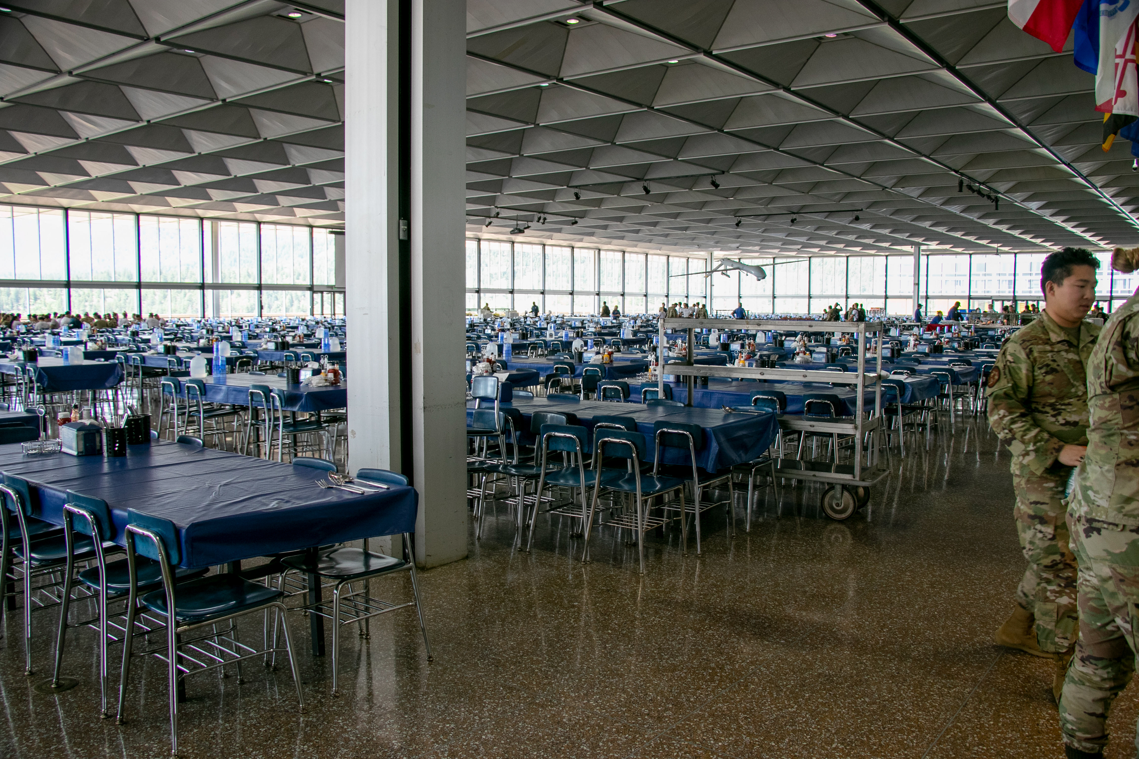 DINING HALL SERVES 4,OOO IN 30 MINUTES