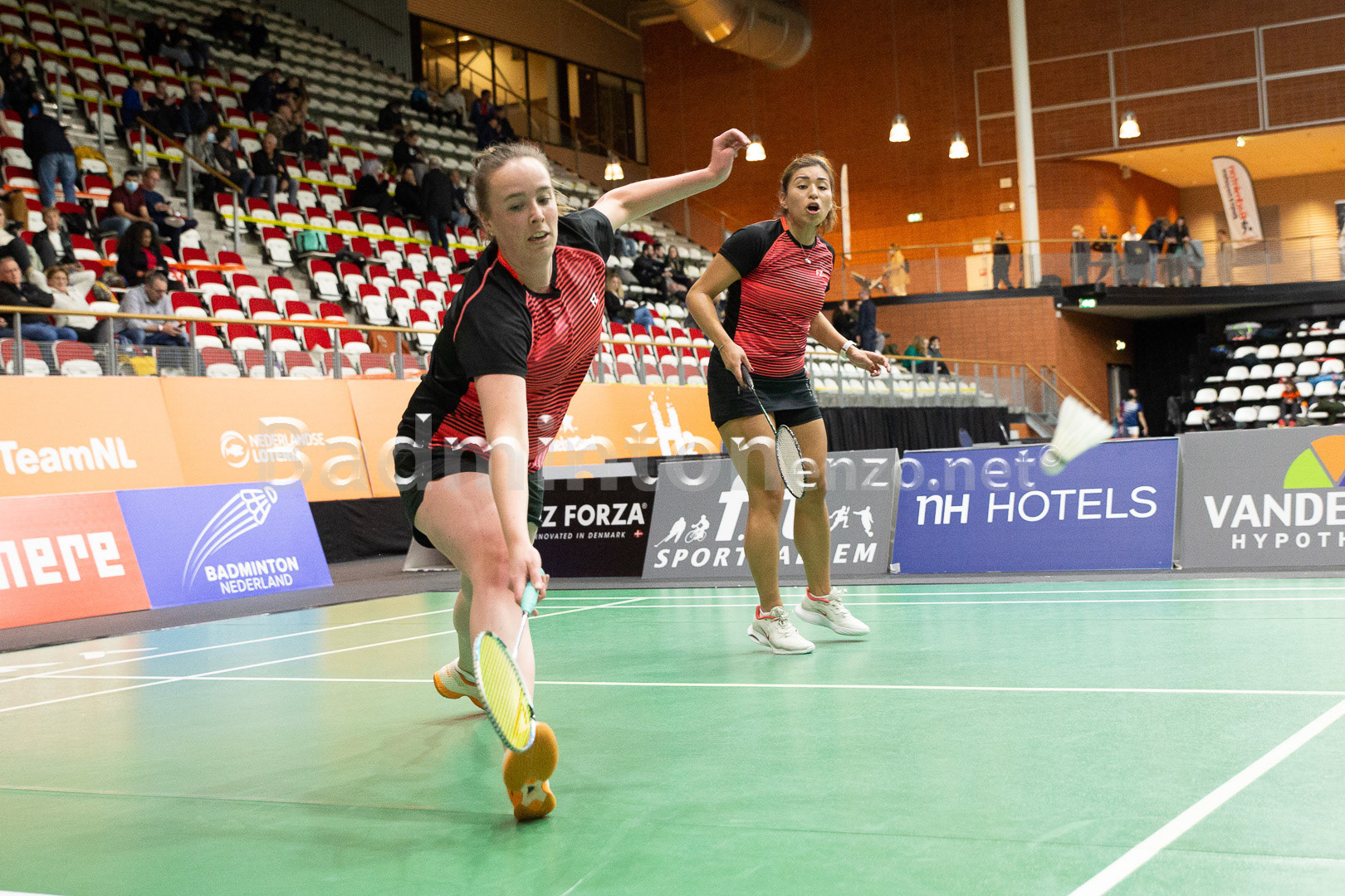 Deborah van de Wal en Raquel Humphris