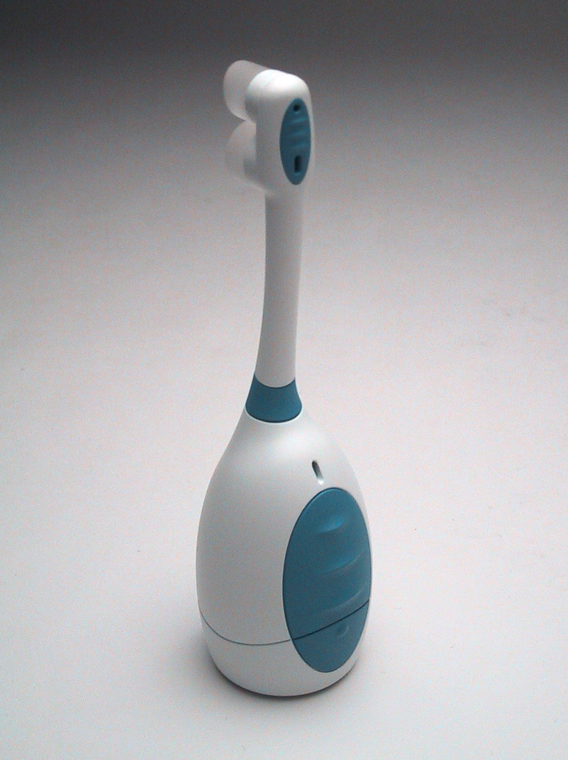 Pod Concept v1 - reconfiguring motor/battery to create a more compact brush. The benefits were comfort, easy of manipulation and stable when set down.