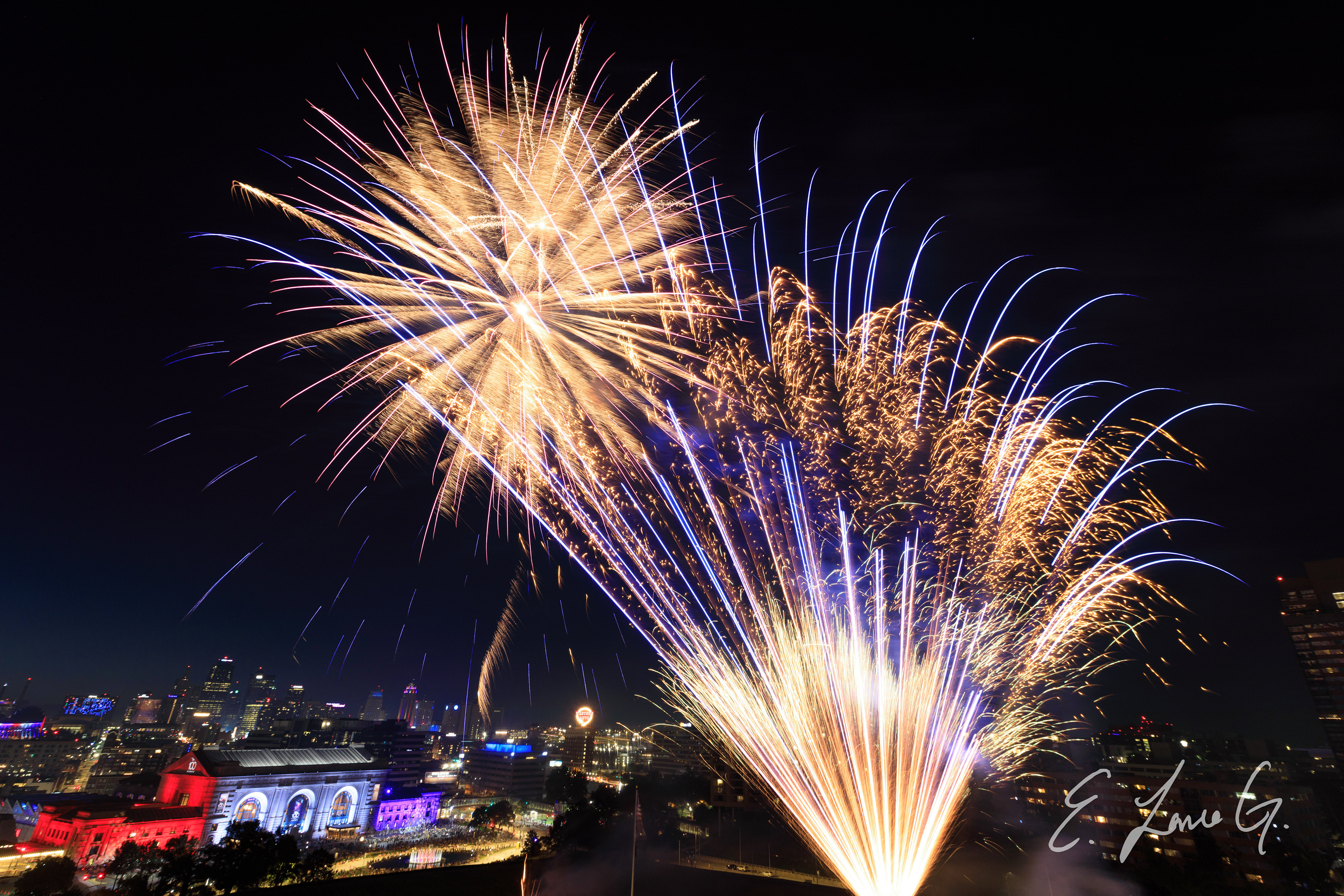 Fireworks at KC's WWI Memorial overlooking Union Station | 2024