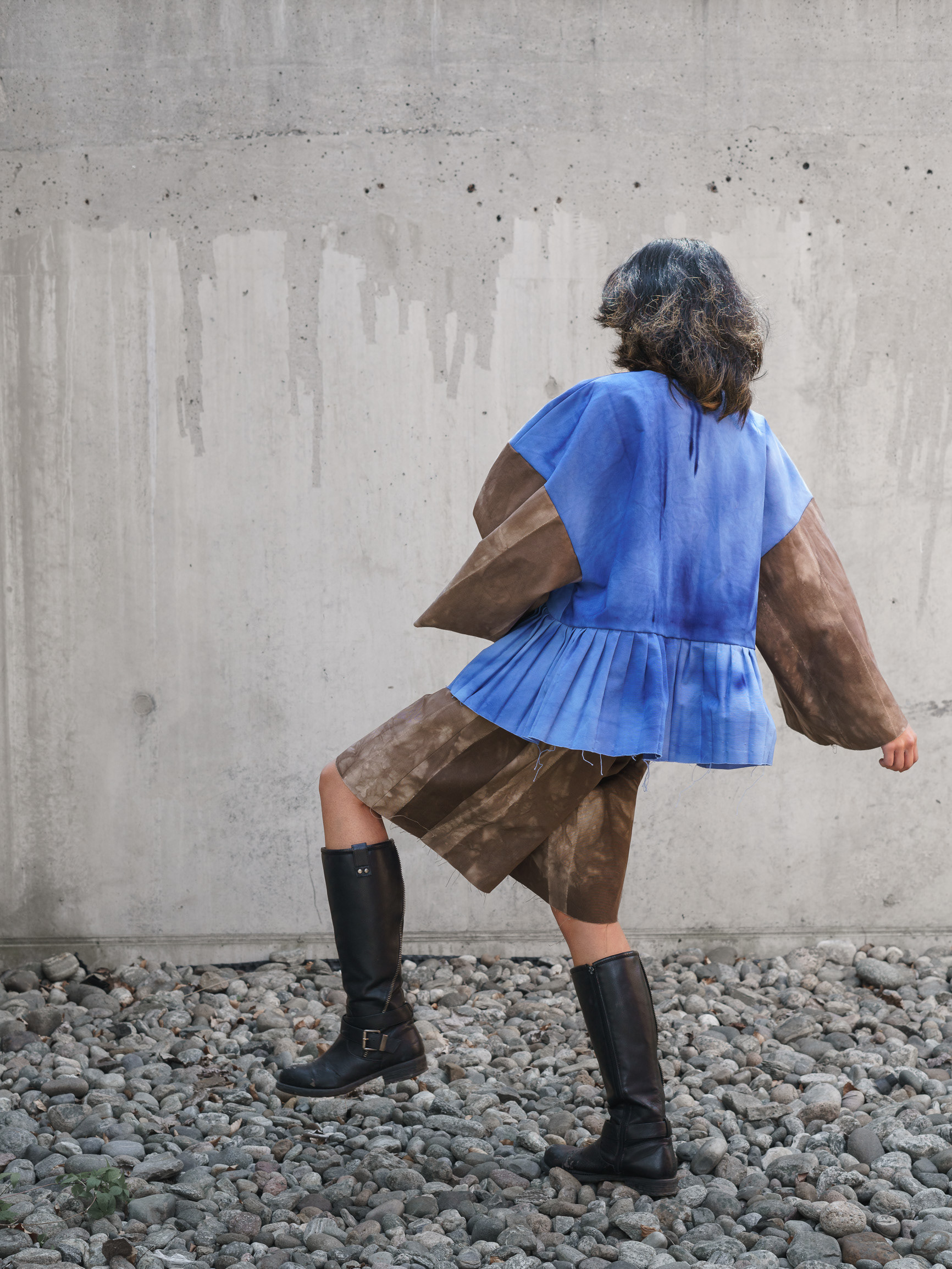 Relaxed kimono-jacket in hand-dyed cotton, with pleat detailing and raw edges. 
