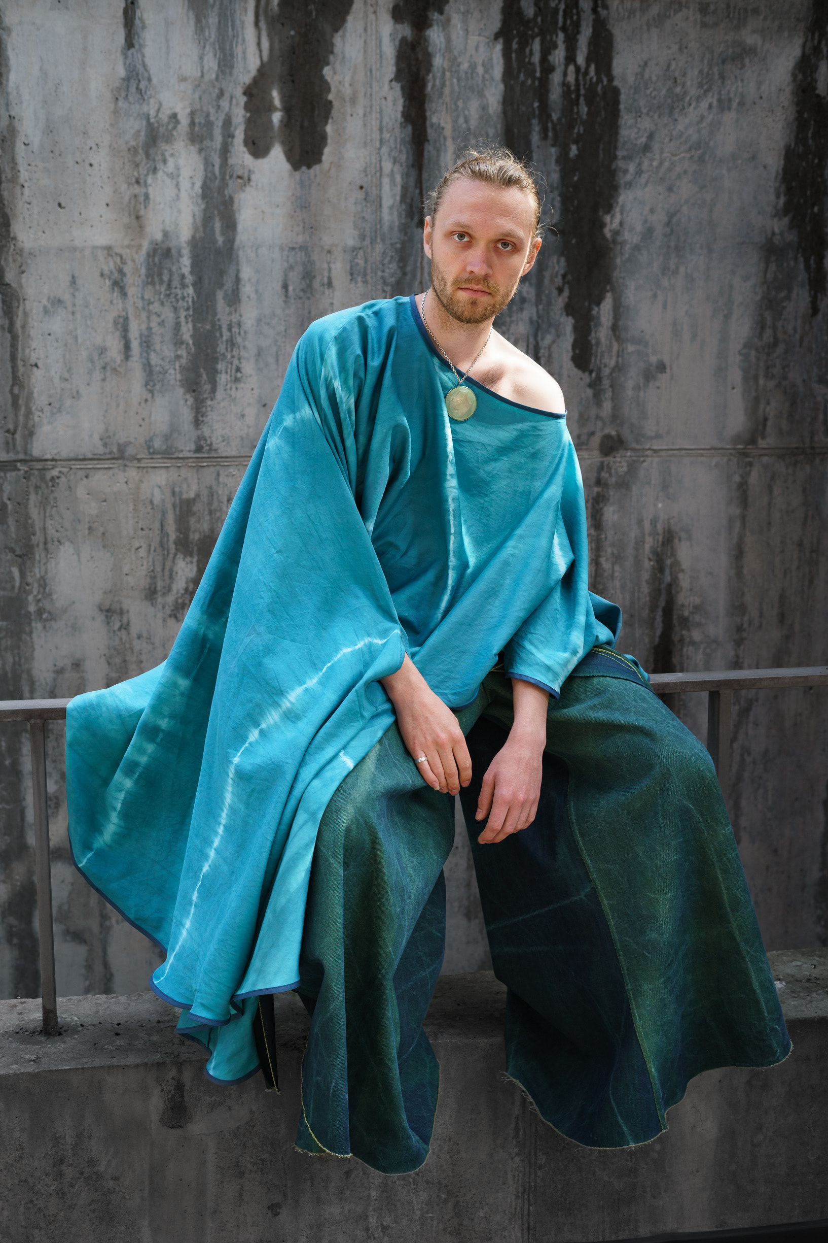 Wrap-around denim pants with raw edges 