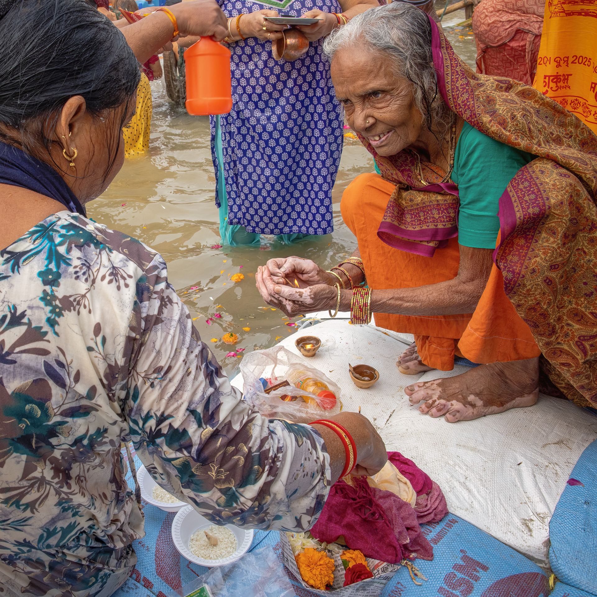 Preparing an offering at the Ganges