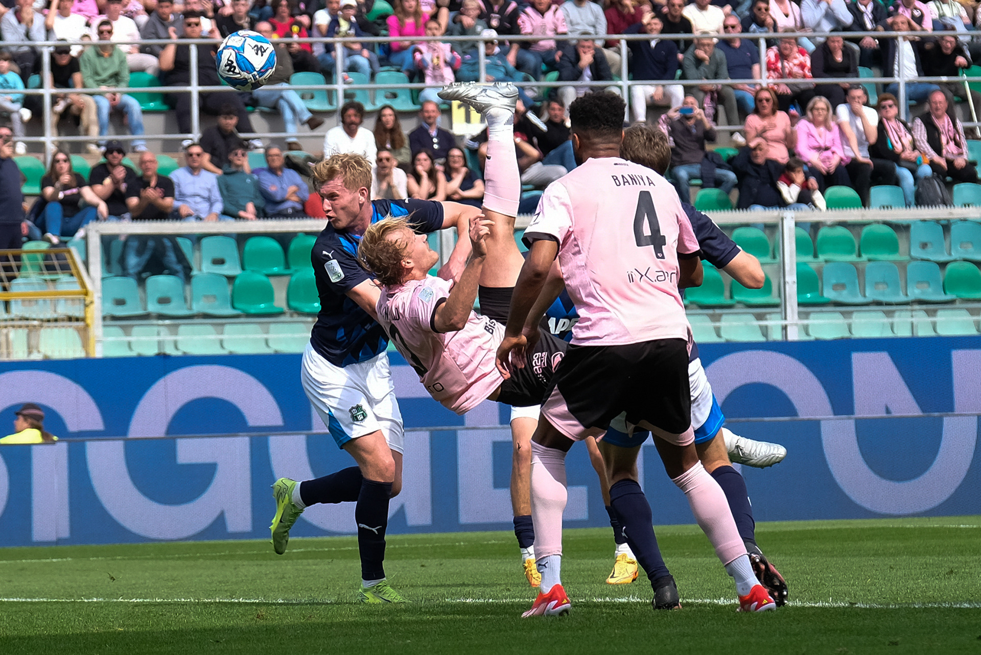PALERMO v SASSUOLO - Serie B // PALERMO, ITALY - APRIL 06: Joel Pohjanpalo (C) of Palermo FC doing an overhead kick during the Serie B match between Palermo FC and Sassuolo at Stadio Comunale Renzo Barbera on april 06, 2025 in Palermo, Italy. (Photo by Federico Serra)