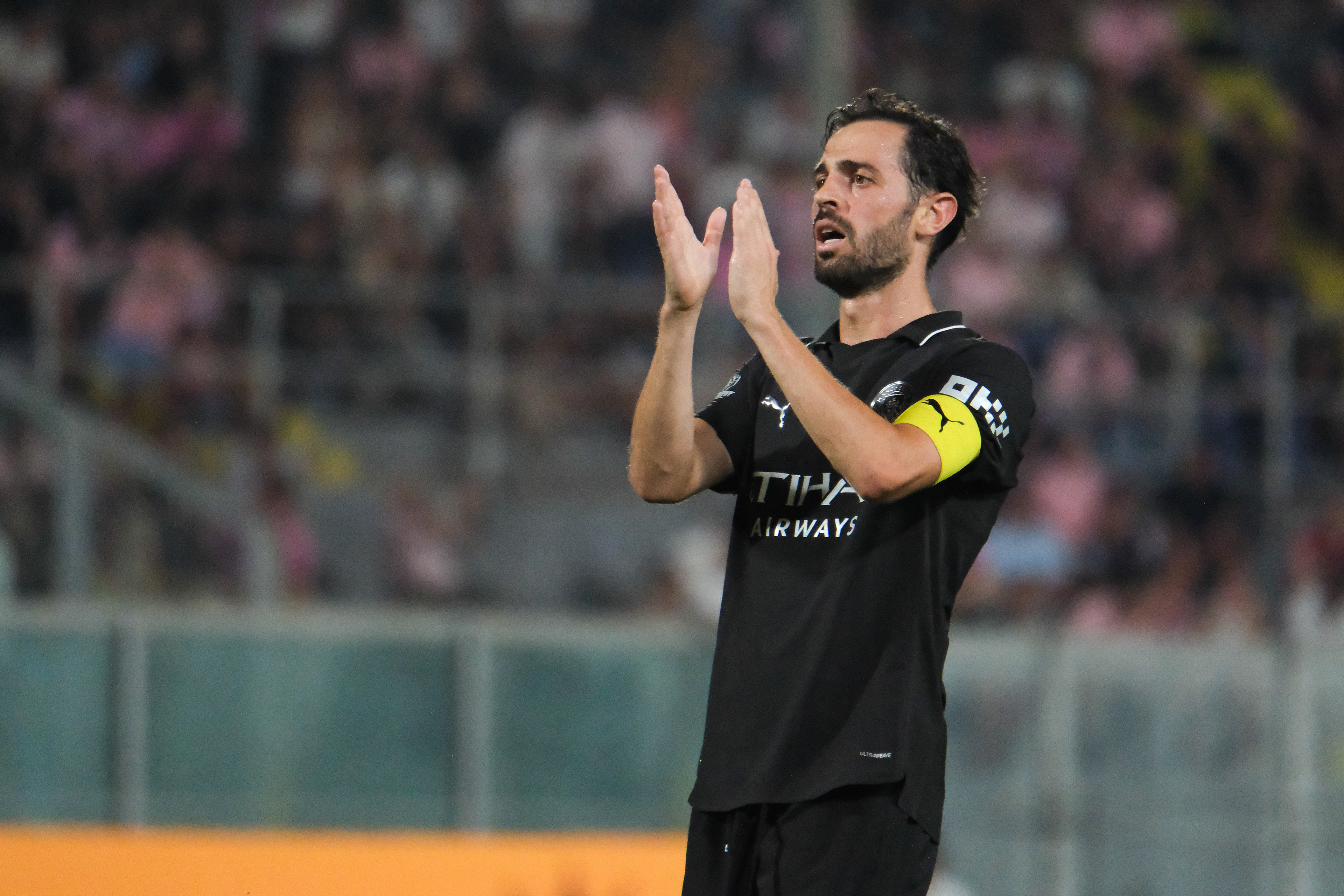 PALERMO FC v MANCHESTER CITY - Anglo Palermitan Trophy // PALERMO, ITALY - AUGUST 09: Bernardo Silva of Manchester City encouraging his teammates during the friendly match between Palermo FC and Manchester City at Stadio Comunale Renzo Barbera on august 09, 2025 in Palermo, Italy. (Photo by Federico Serra)