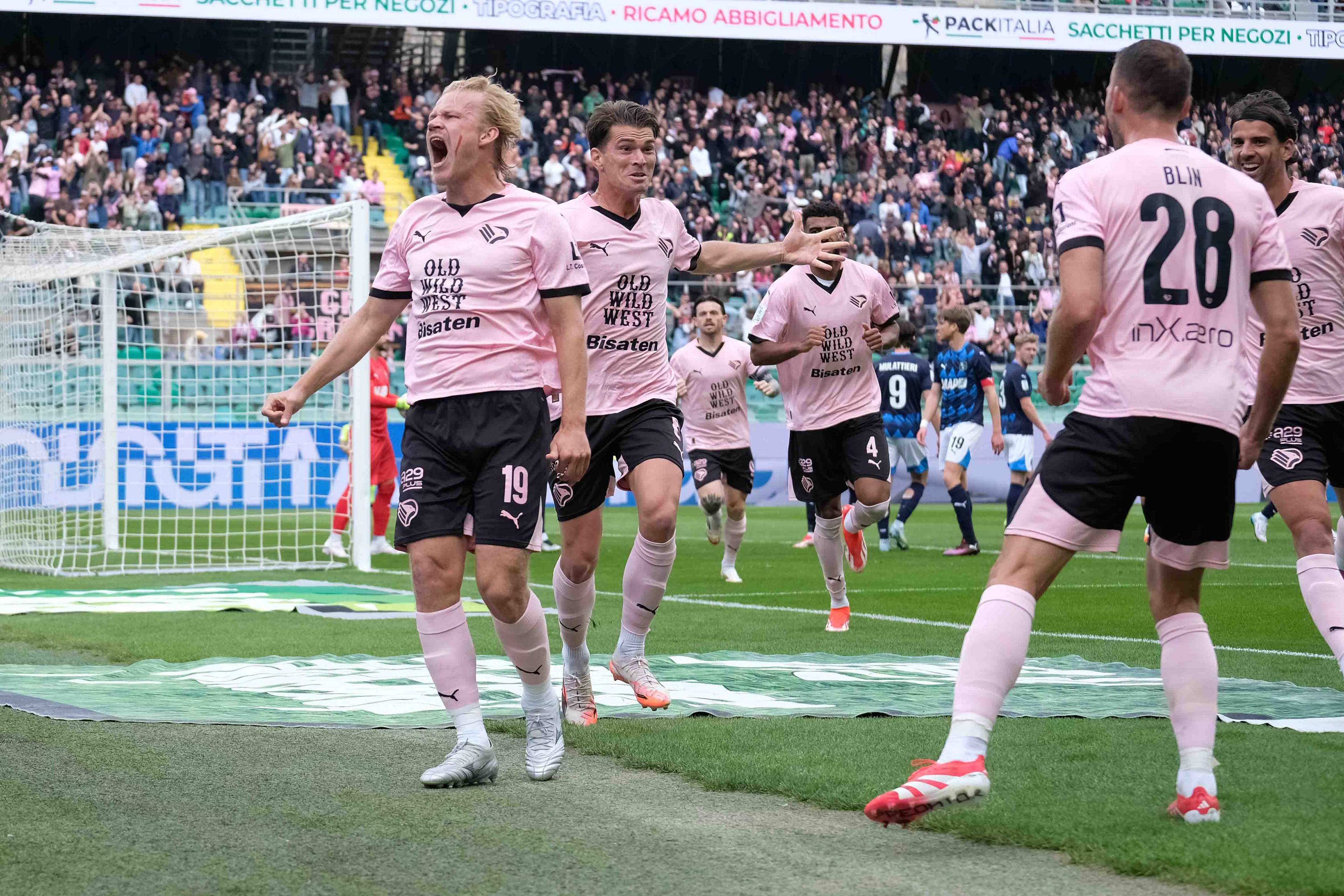 PALERMO v SASSUOLO - Serie B // PALERMO, ITALY - APRIL 06: Joel Pojanpalo (L) of Palermo FC celebrate lead goal (1-0) with his teammates, during the Serie B match between Palermo FC and Sassuolo at Stadio Comunale Renzo Barbera on april 06, 2025 in Palermo, Italy. (Photo by Federico Serra)