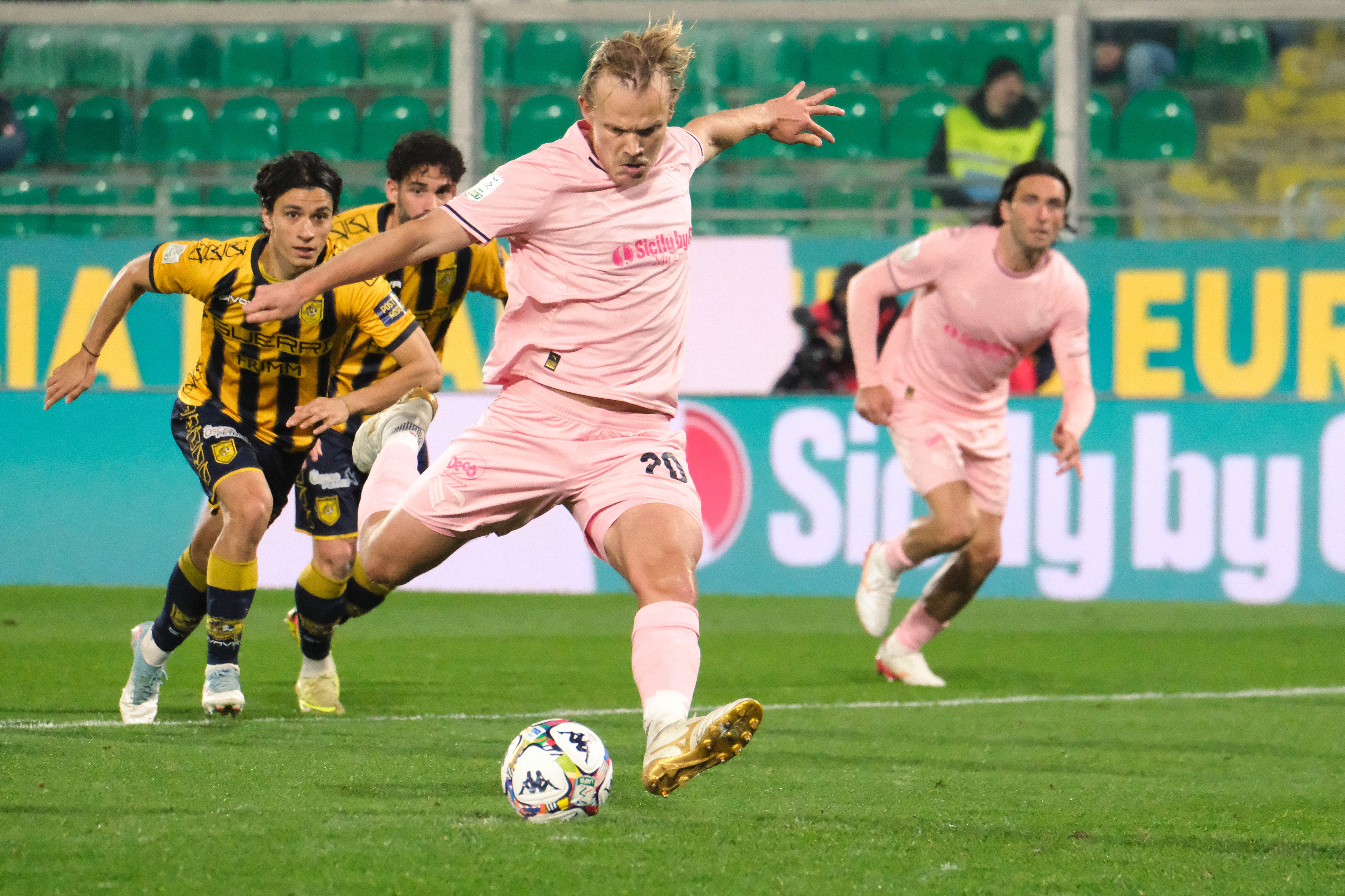 Palermo, Italy, 17 March 2026. Renzo Barbera Stadium, Palermo vs Juve Stabia, match valid for the 2025/2026 Serie B championship. In the photo: goal by Joel Pohjanpalo (Palermo FC)