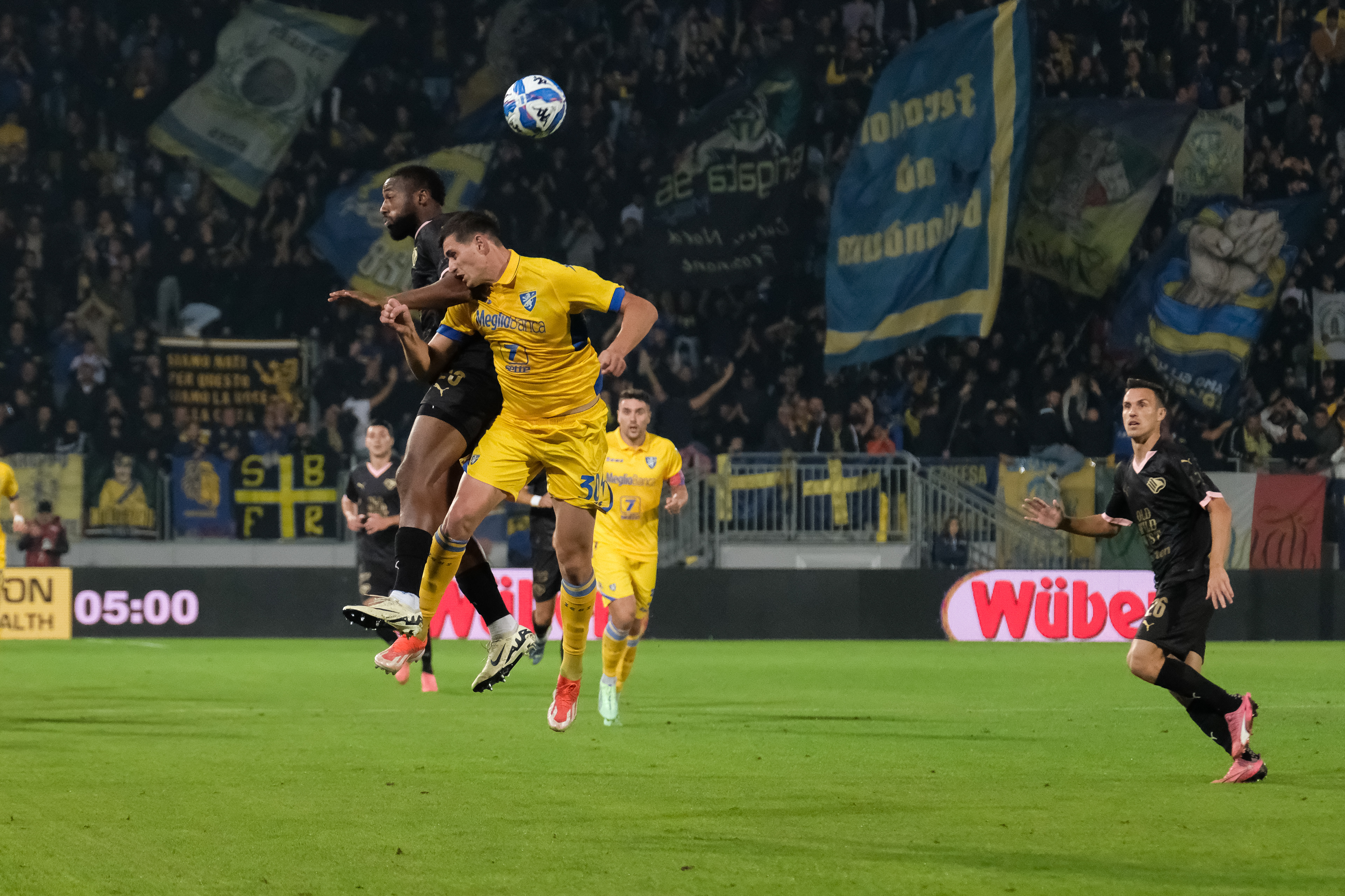 FROSINONE v PALERMO - Serie B // FROSINONE, ITALY - NOVEMBER 08: Salim Diakité (L) of Palermo FC and Lorenzo Palmisani of Frosinone in action during the Serie B match between Frosinone and Palermo FC at Stadio Benito Stirpe on november 08, 2024 in Frosinone, Italy. (Photo by Federico Serra)