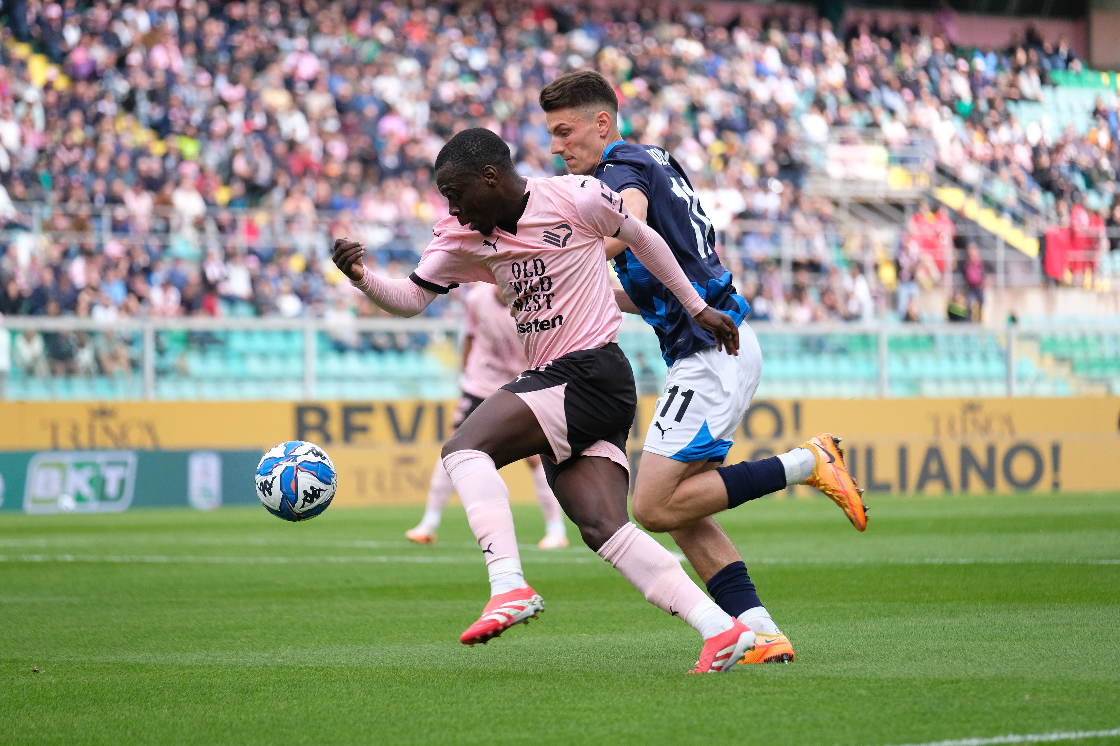 PALERMO v SASSUOLO - Serie B // PALERMO, ITALY - APRIL 06: Claudio Gomes (L) of Palermo FC and Daniel Boloca (R) of Sassuolo in action during the Serie B match between Palermo FC and Sassuolo at Stadio Comunale Renzo Barbera on april 06, 2025 in Palermo, Italy. (Photo by Federico Serra)