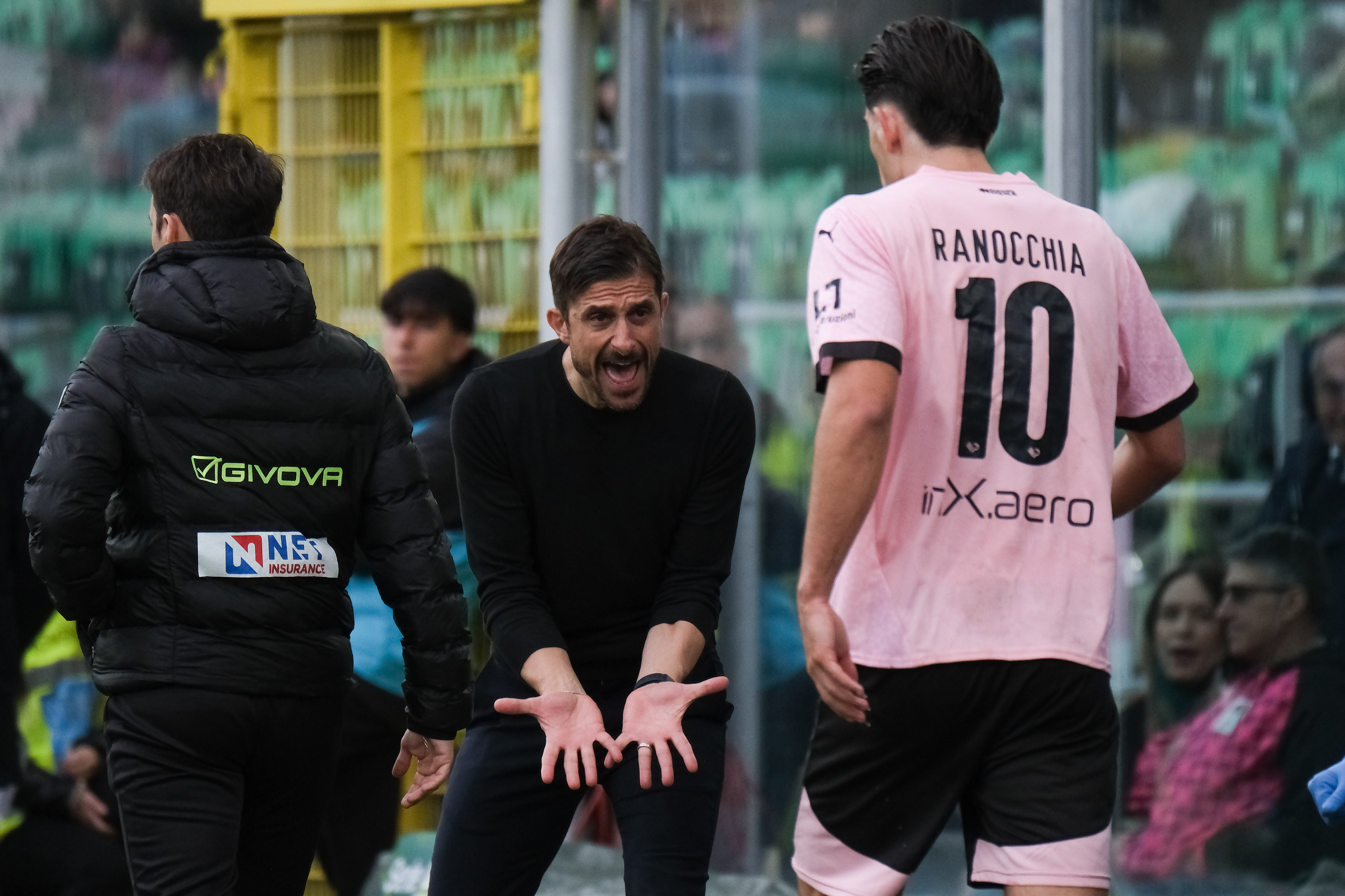 PALERMO v JUVE STABIA - Serie B // PALERMO, ITALY - SEPTEMBER 19: Alessio Dionisi (C) coach of Palermo FC giving directions to Filippo Ranocchia (R) during the Serie B match between Palermo FC and Juve Stabia at Stadio Comunale Renzo Barbera on september 19, 2025 in Palermo, Italy. (Photo by Federico Serra)
