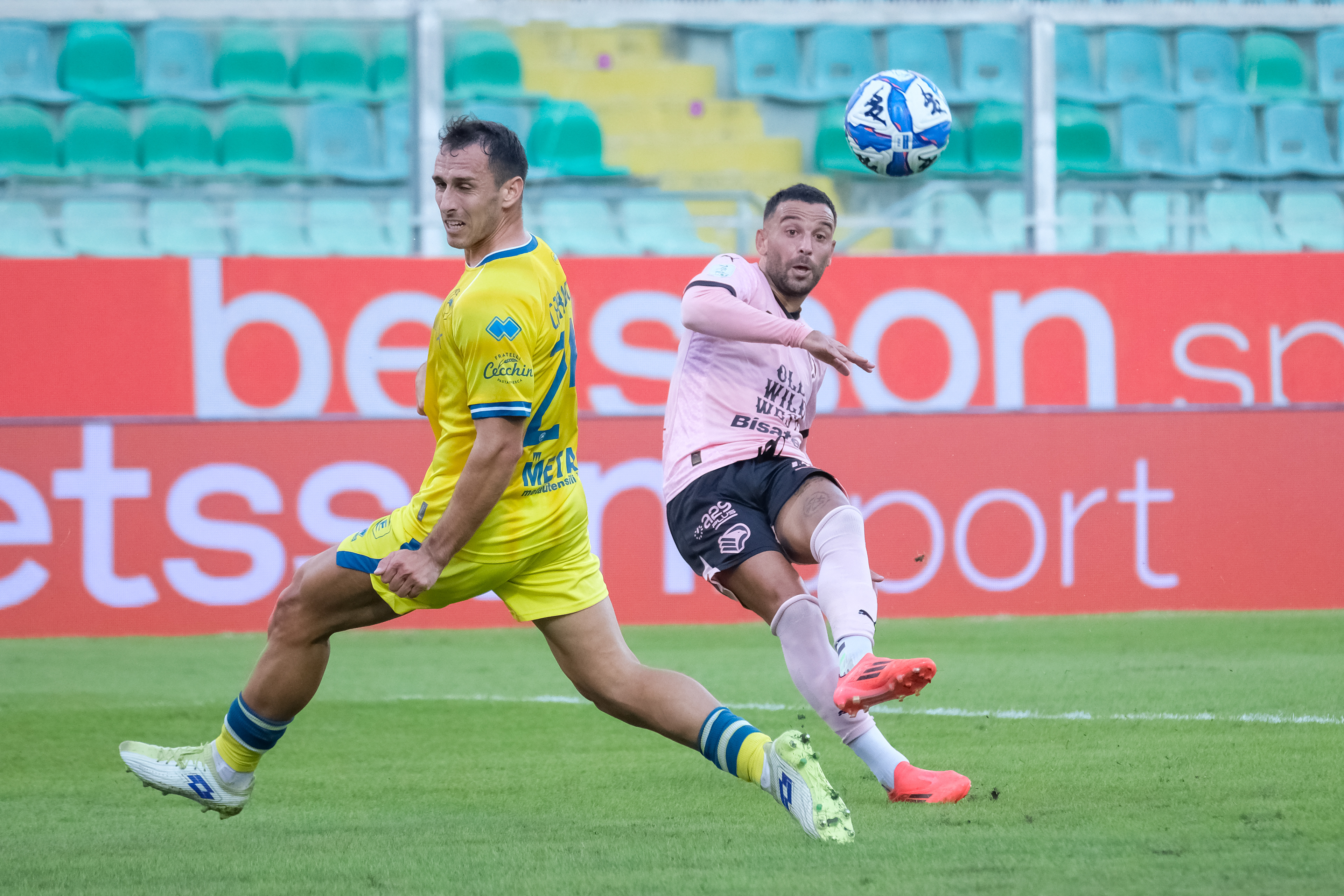 PALERMO v CITTADELLA - Serie B // PALERMO, ITALY - NOVEMBER 03: Roberto Insigne (R) of Palermo FC kicking the ball and Lorenzo Carissoni during the Serie B match between Palermo FC and Cittadella at Stadio Comunale Renzo Barbera on november 03, 2024 in Palermo, Italy. (Photo by Federico Serra)
