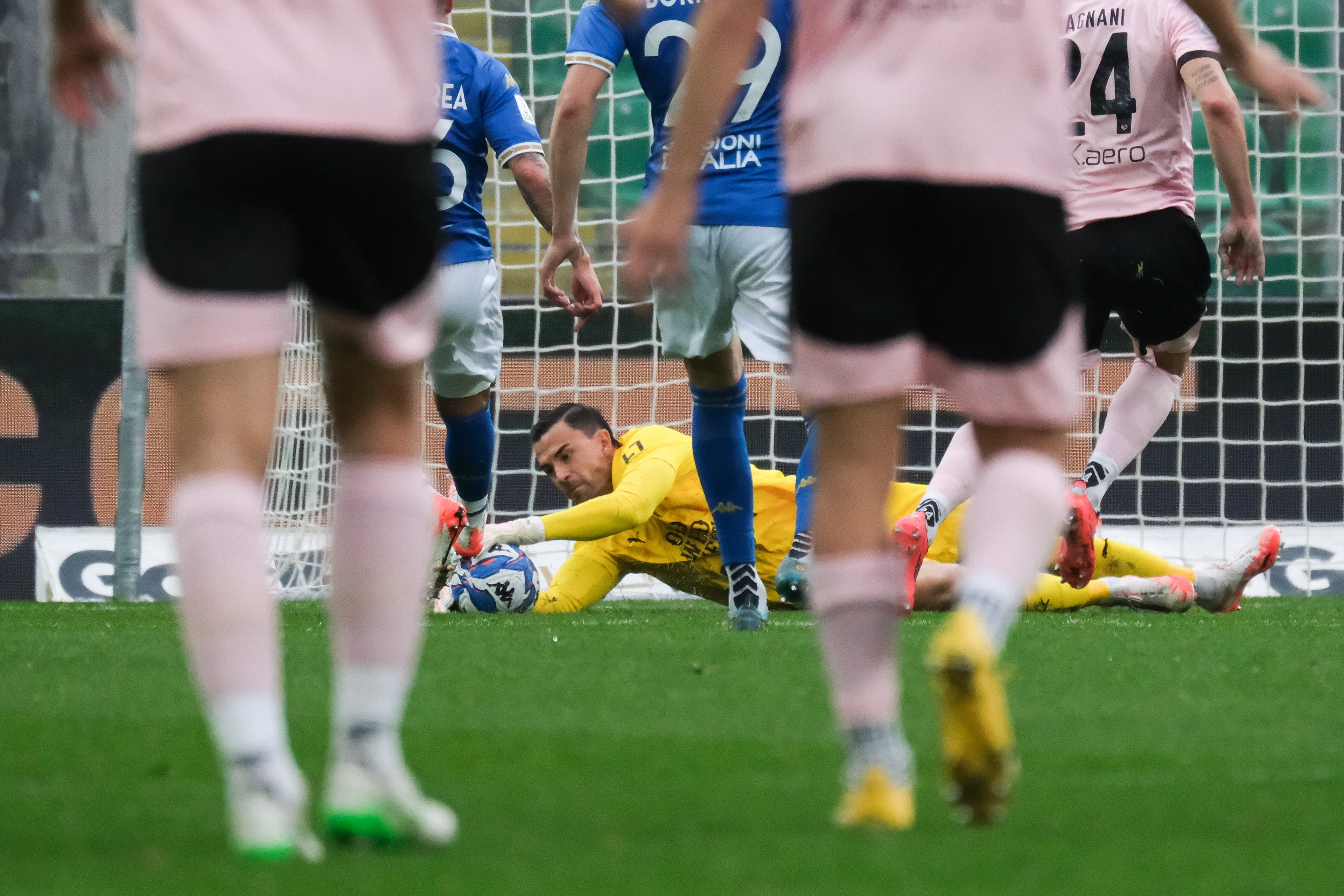 PALERMO v BRESCIA - Serie B // PALERMO, ITALY - MARCH 02: Emil Audero of Palermo FC saving a shot, during the Serie B match between Palermo FC and Brescia at Stadio Comunale Renzo Barbera on march 02, 2025 in Palermo, Italy. (Photo by Federico Serra)