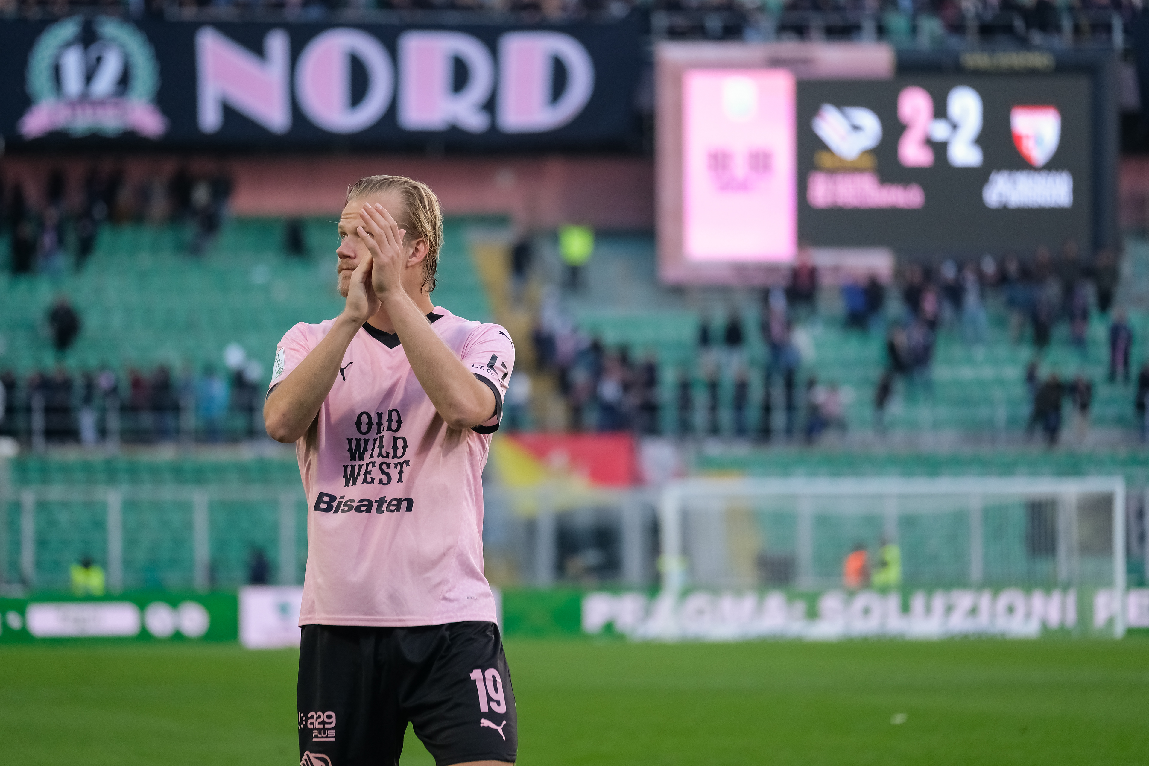 PALERMO v MANTOVA - Serie B // PALERMO, ITALY - FEBRUARY 16: Joel Pohjanpalo of Palermo FC garnering applause from the audience after the Serie B match between Palermo FC and Mantova at Stadio Comunale Renzo Barbera on february 26, 2025 in Palermo, Italy. (Photo by Federico Serra)