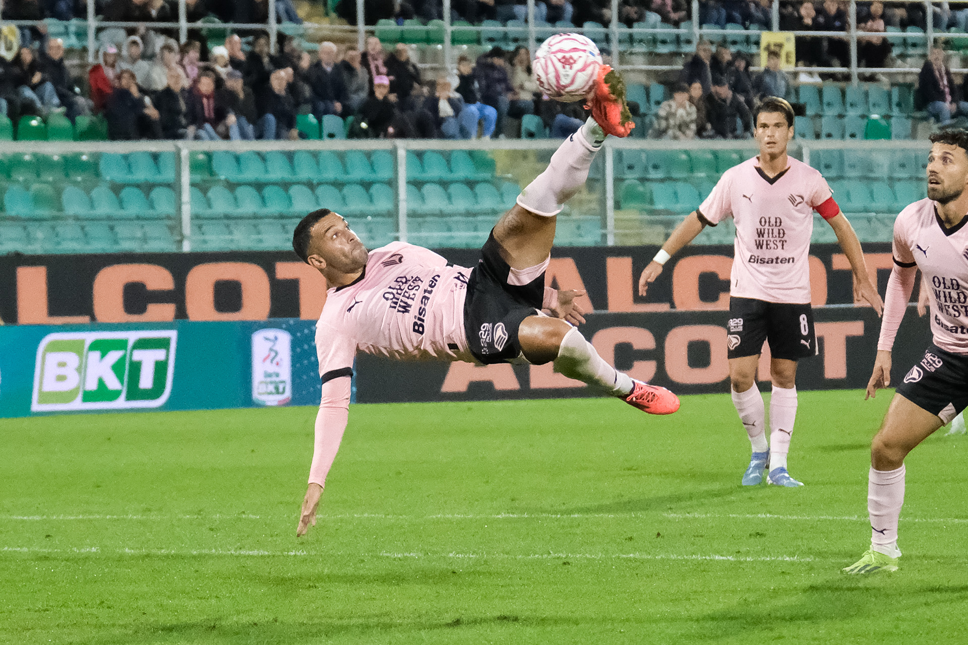 PALERMO v SAMPDORIA - Serie B // PALERMO, ITALY - NOVEMBER 24: Roberto Insigne of Palermo FC doing an hoverhead kick, during the Serie B match between Palermo FC and UC Sampdoria at Stadio Comunale Renzo Barbera on november 24, 2024 in Palermo, Italy. (Photo by Federico Serra)