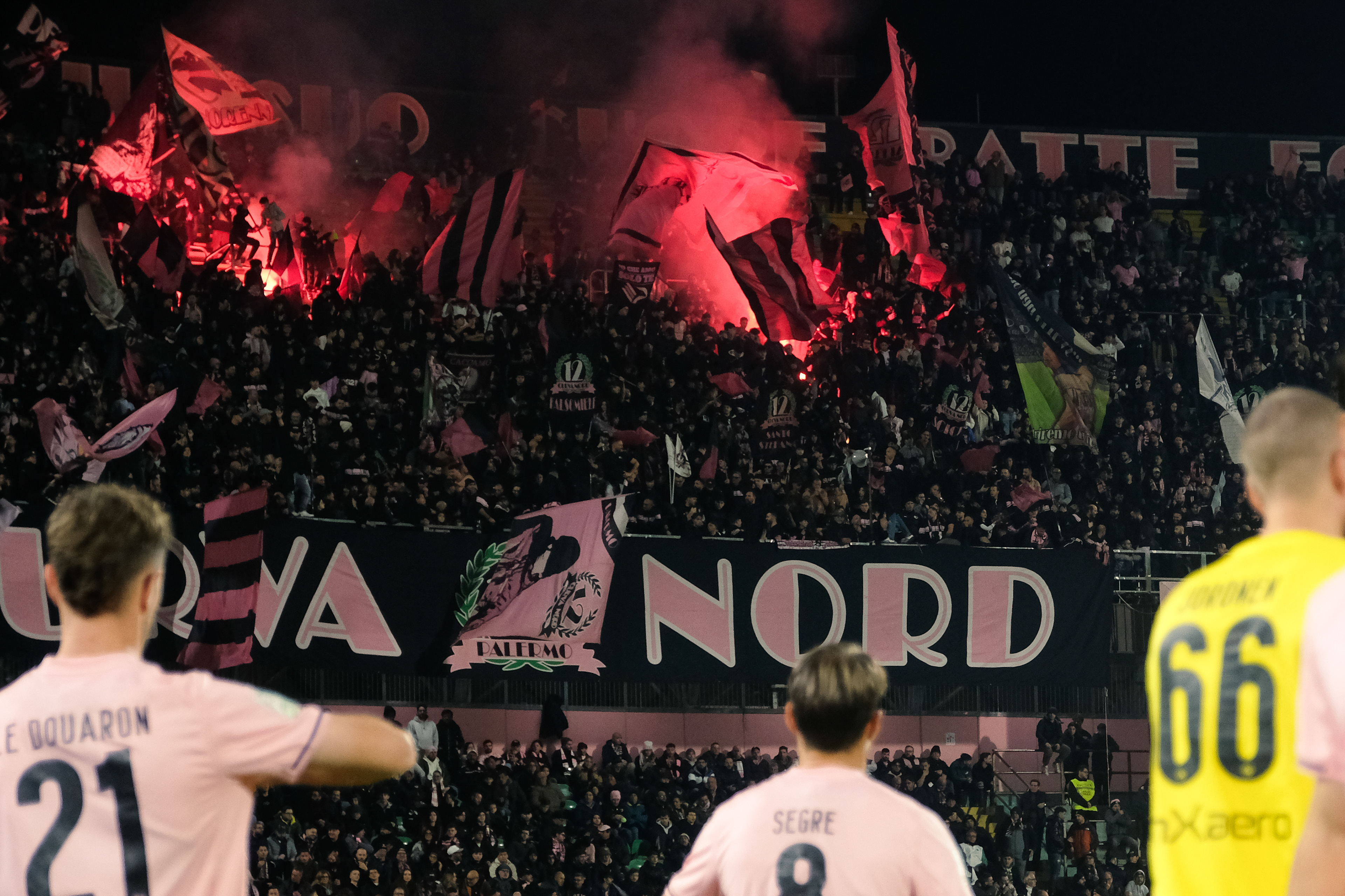 Palermo, Italia, 12 dicembre 2025. Stadio Renzo Barbera, Palermo vs Sampdoria, match valido per il campionato di Serie B 2025/2026. Nella foto: Tifosi Palermo