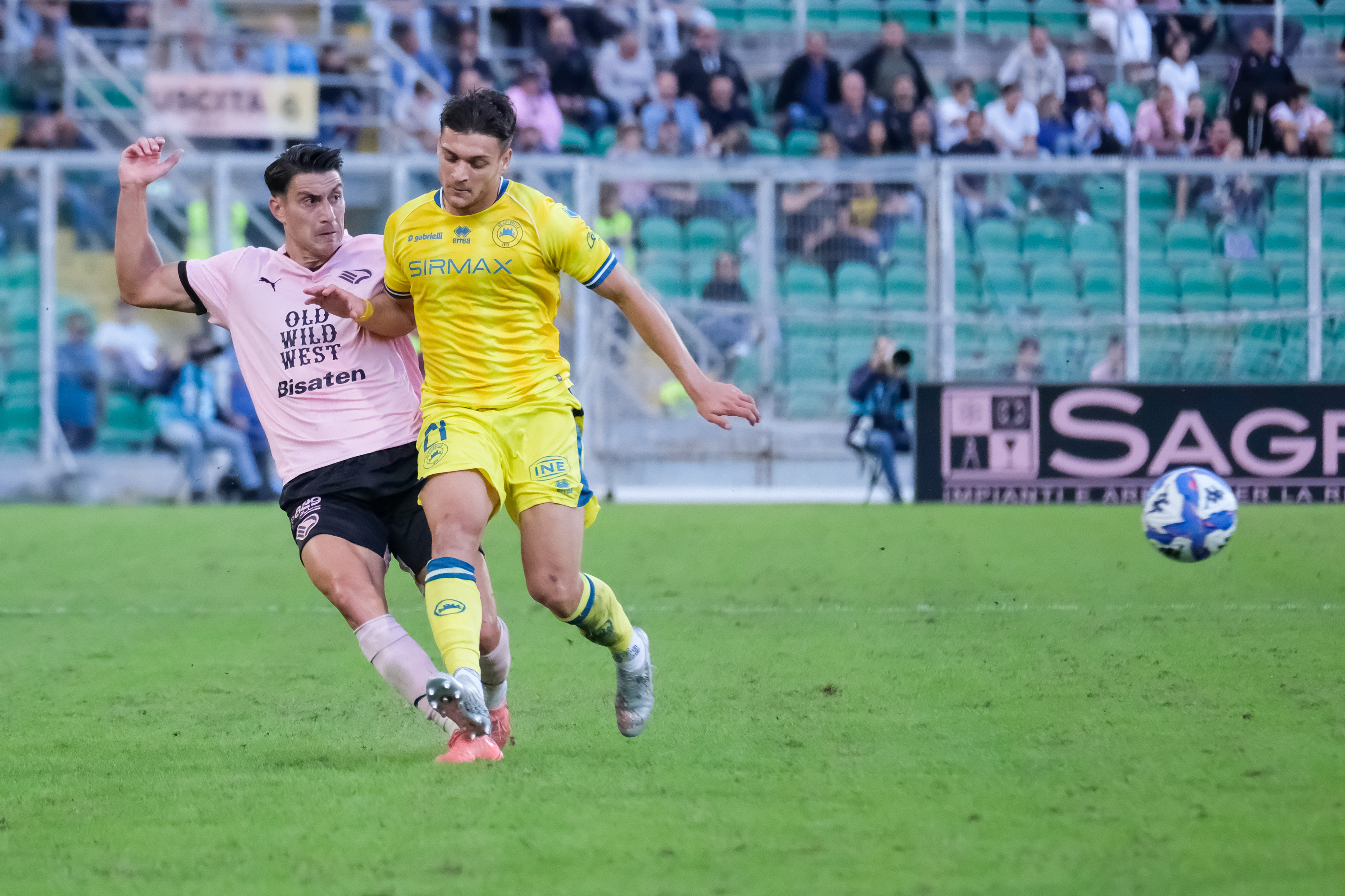 PALERMO v CITTADELLA - Serie B // PALERMO, ITALY - NOVEMBER 03: Ionut Nedelcearu (L) of Palermo FC in action during the Serie B match between Palermo FC and Cittadella at Stadio Comunale Renzo Barbera on november 03, 2024 in Palermo, Italy. (Photo by Federico Serra)