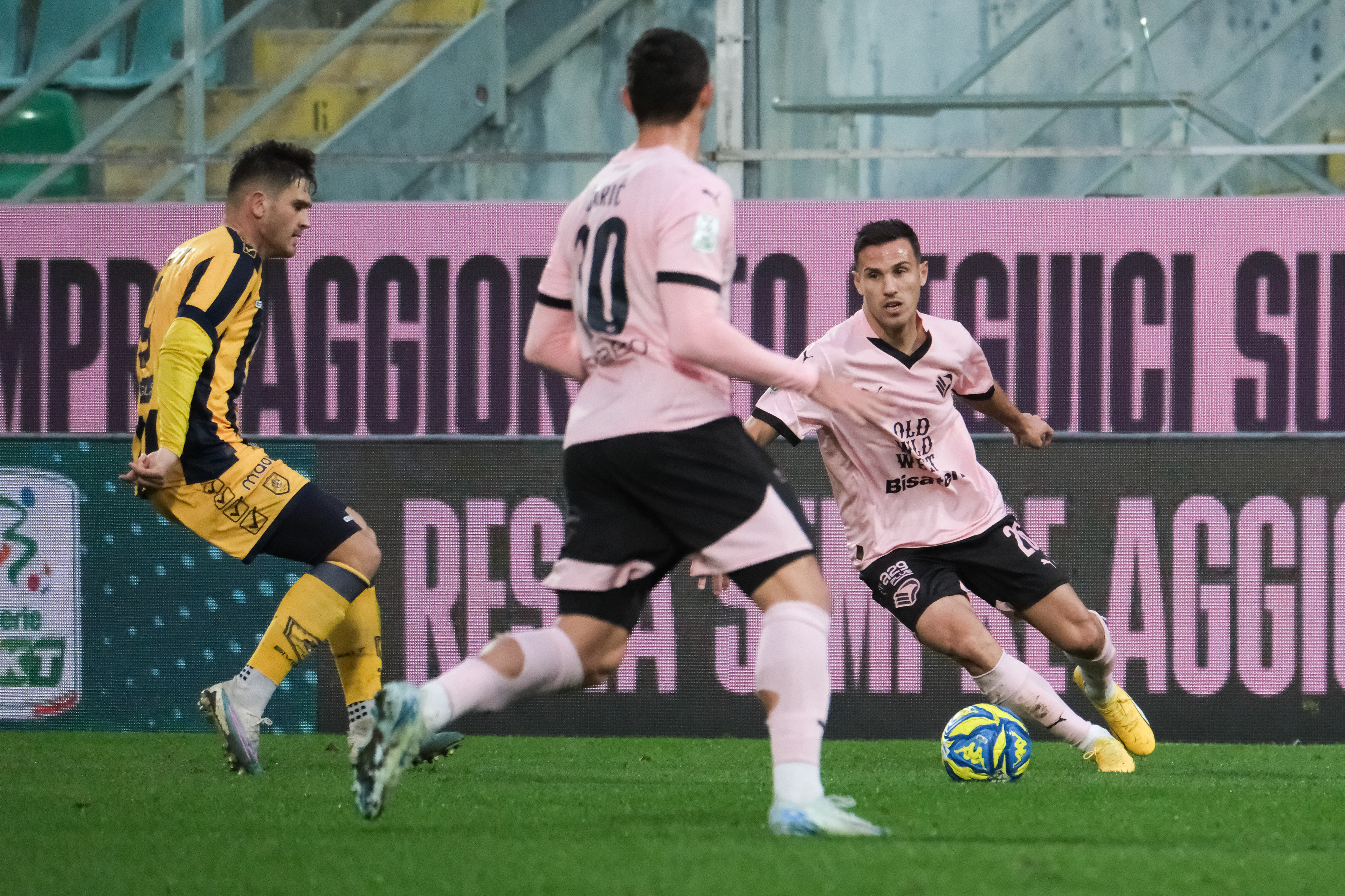 PALERMO v JUVE STABIA - Serie B // PALERMO, ITALY - SEPTEMBER 19: Valerio Verre (R) of Palermo FC during the Serie B match between Palermo FC and Juve Stabia at Stadio Comunale Renzo Barbera on september 19, 2025 in Palermo, Italy. (Photo by Federico Serra)