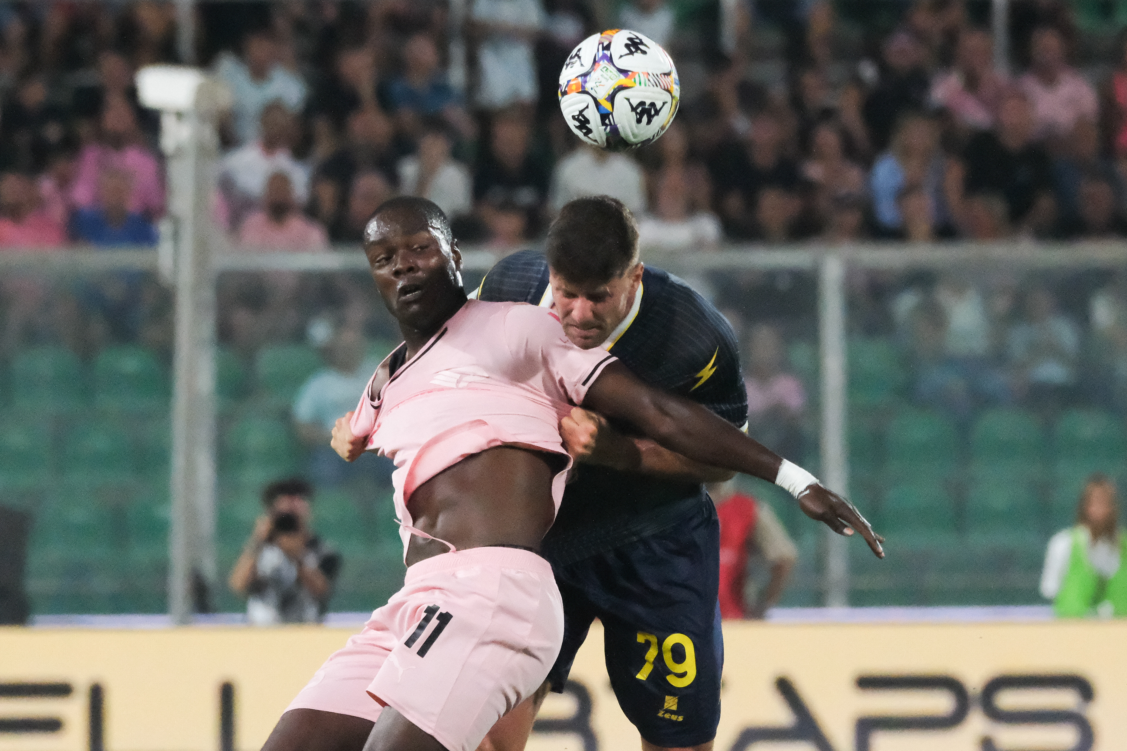 PALERMO FC v FROSINONE - Serie BKT 25/26 // PALERMO, ITALY - AUGUST 30: Emmanuel Giasy of Palermo FC and Gabriele Bracaglia of Frosinone during the match between Palermo FC and Frosinone at Stadio Comunale Renzo Barbera on august 30, 2025 in Palermo, Italy. (Photo by Federico Serra)