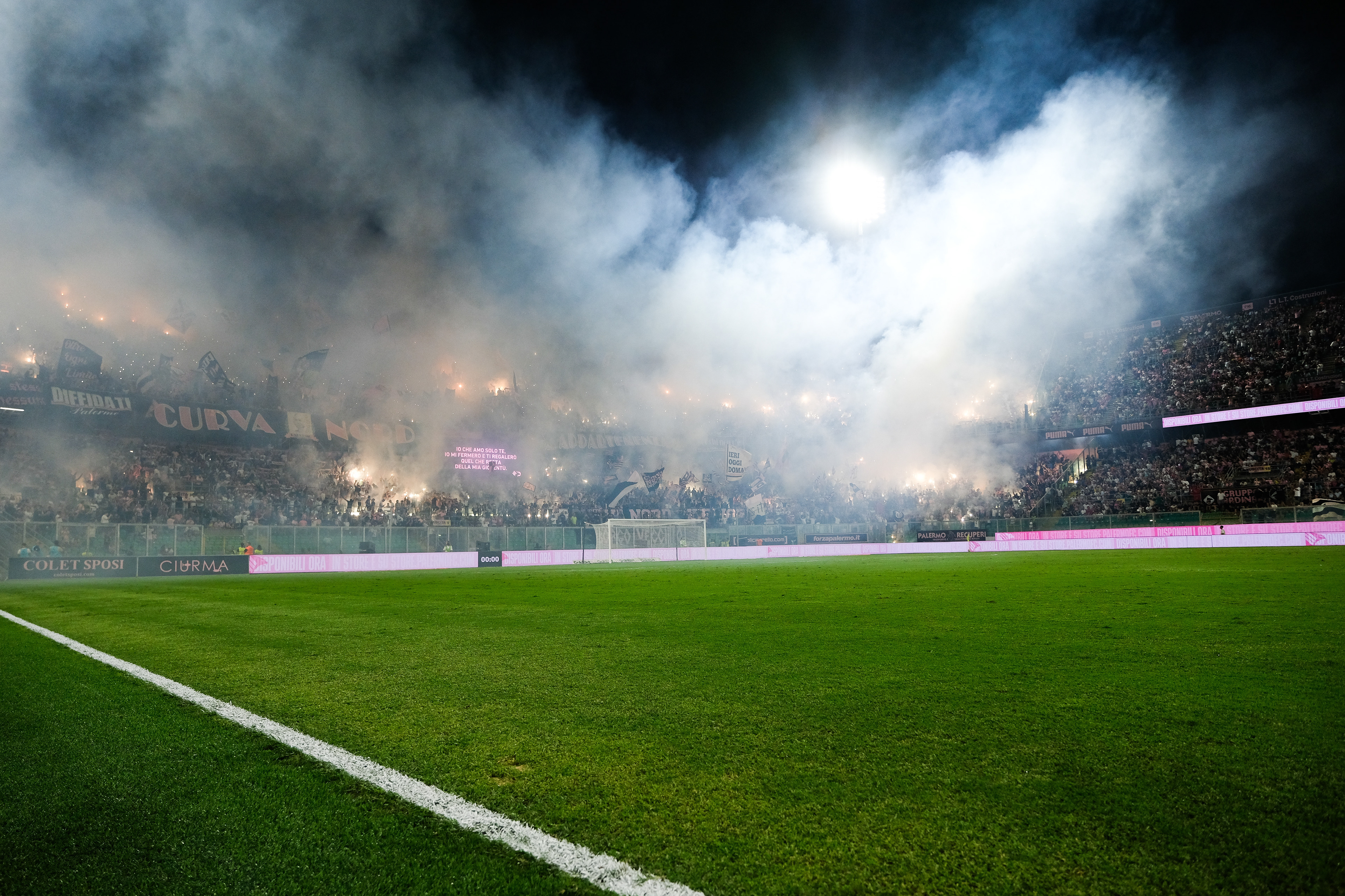 PALERMO FC v FROSINONE - Serie BKT 25/26 // PALERMO, ITALY - AUGUST 30: Supporters of Palermo FC before the match between Palermo FC and Frosinone at Stadio Comunale Renzo Barbera on august 30, 2025 in Palermo, Italy. (Photo by Federico Serra)