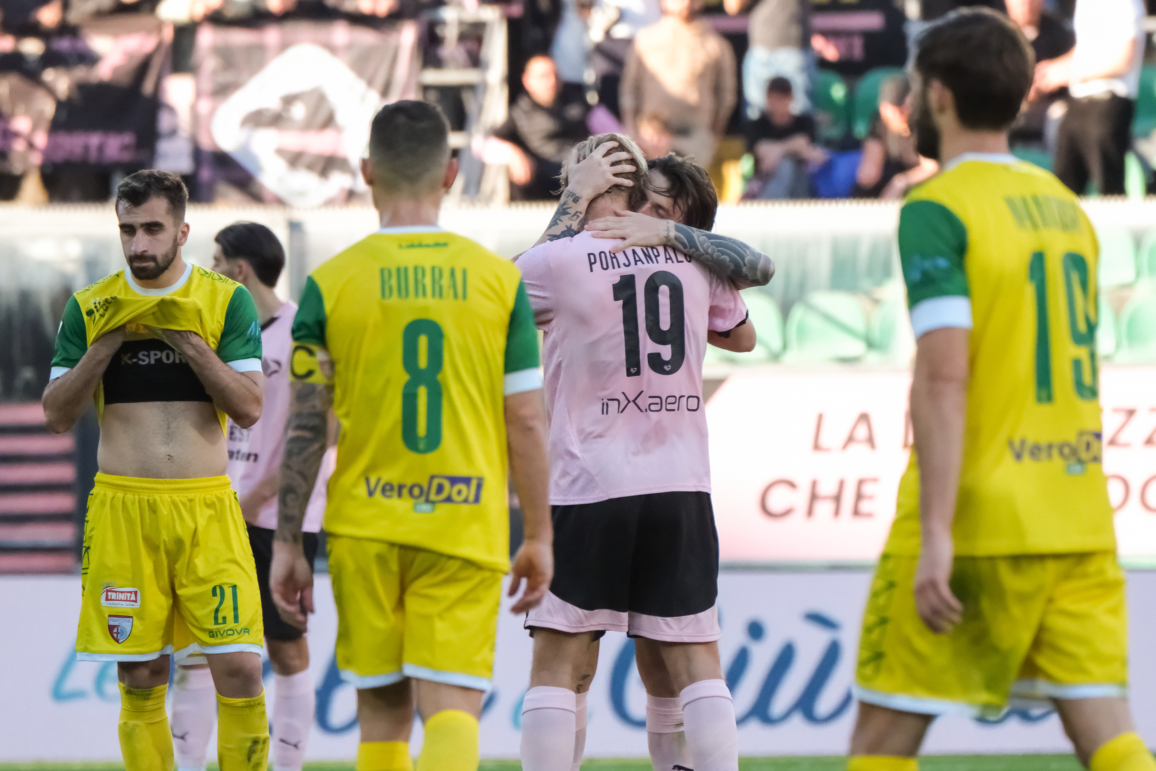 PALERMO v MANTOVA - Serie B // PALERMO, ITALY - FEBRUARY 16: Joel Pojanpalo of Palermo FC celebrate the equalising goal (2-2) with Matteo Brunori of Palermo FC, during the Serie B match between Palermo FC and Mantova at Stadio Comunale Renzo Barbera on february 16, 2025 in Palermo, Italy. (Photo by Federico Serra)