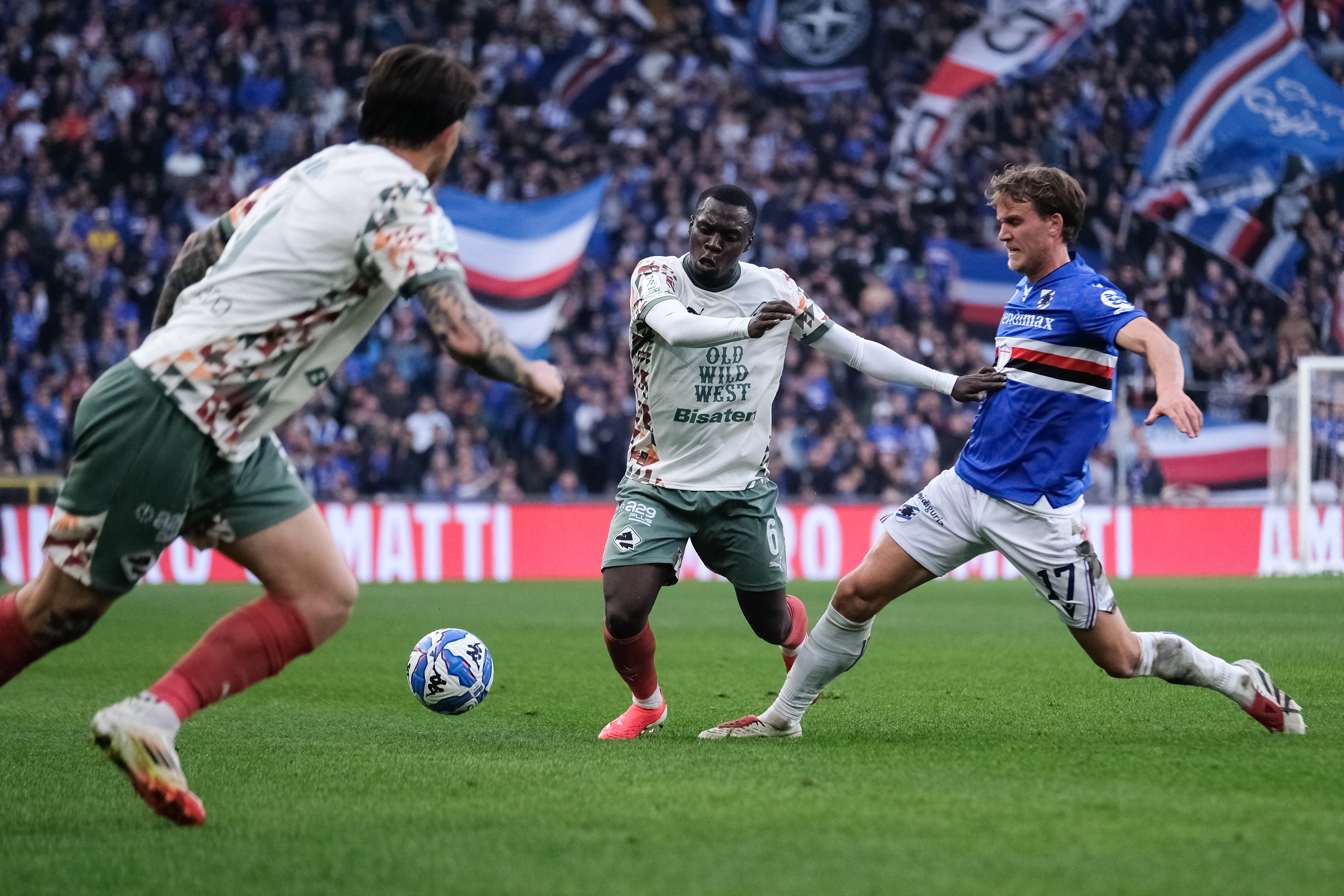SAMPDORIA v PALERMO - Serie B // GENOVA, ITALY - MARCH 08: Claudio Gomes of FC Palermo and Melle Meulensteen of UC Sampdoria in action during the Serie B match between UC Sampdoria and Palermo FC at Stadio Luigi Ferraris on March 08, 2025 in Genova, Italy. (Photo by Federico Serra)