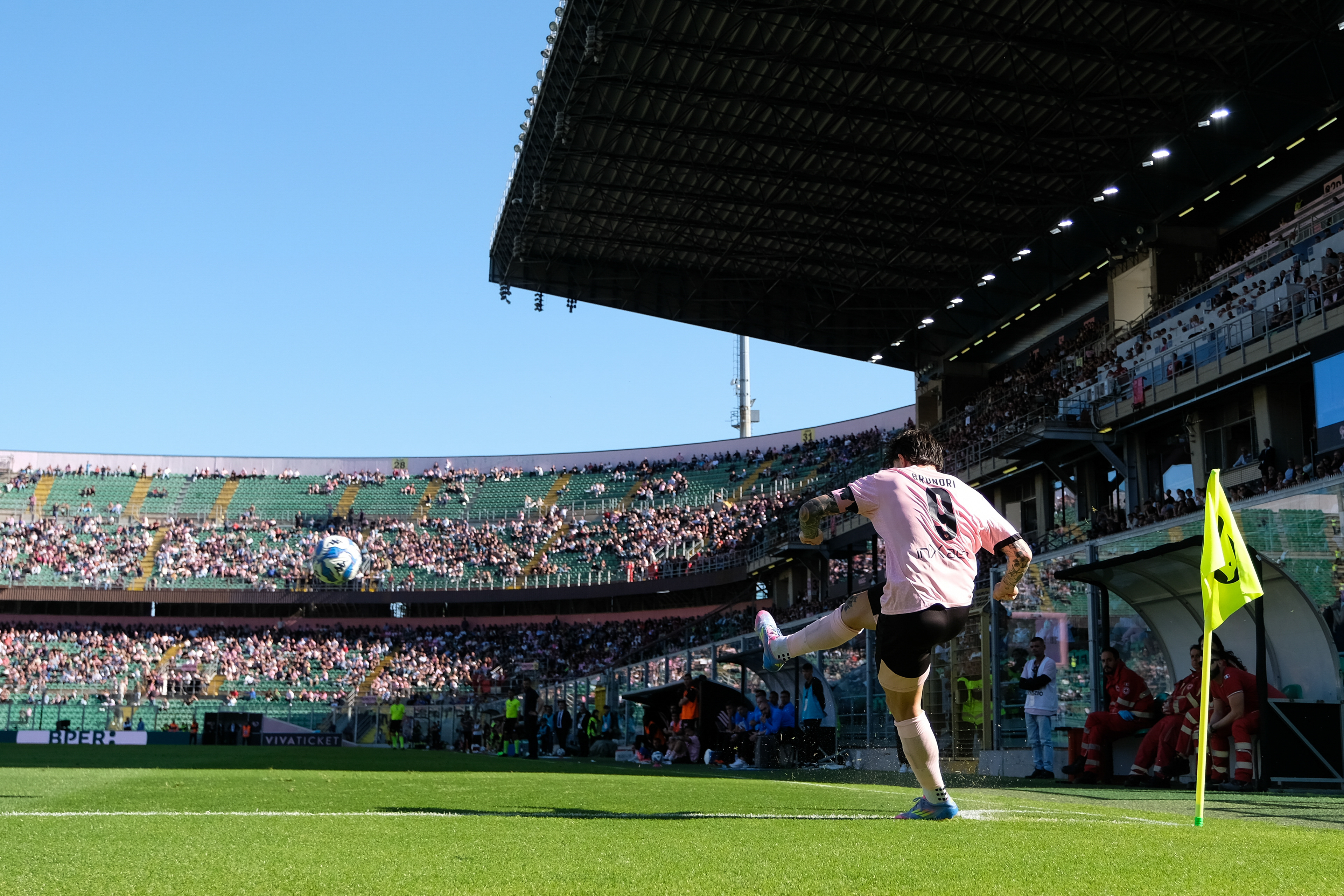 PALERMO v SÜDTIROL - Serie B // PALERMO, ITALY - MAY 01: Matteo Brunori of Palermo FC taking a corner during the Serie B match between Palermo FC and Südtirol at Stadio Comunale Renzo Barbera on may 01, 2025 in Palermo, Italy. (Photo by Federico Serra)