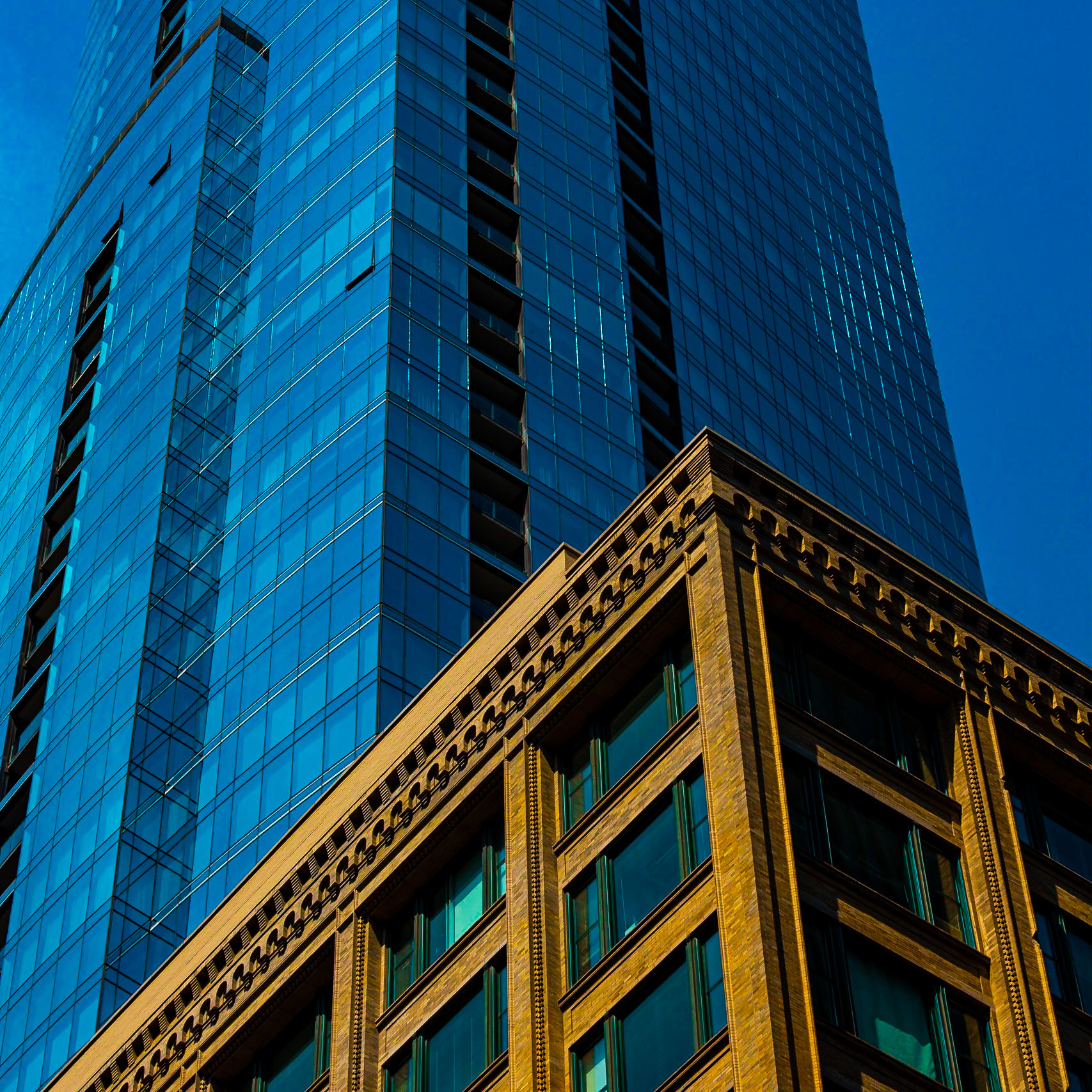 High rises old and new stand in contrast to one another in style, color, and building materials in the Chicago Loop..@chiarchitecture...#chicago #architecture #architecturephotography #architektur #architektura #archilovers #facade #facadelovers #architecturaldetail #brick #glass #glasswall #curtainwall #blue #gold #highrise #skyrise #skyscraper #chicago #chicagoarchitecture #chicagoloop