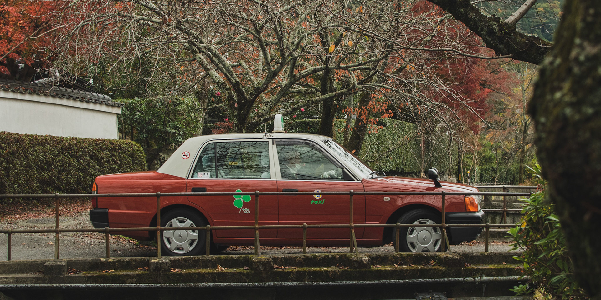 Taxi blends in Kōyō's colour
