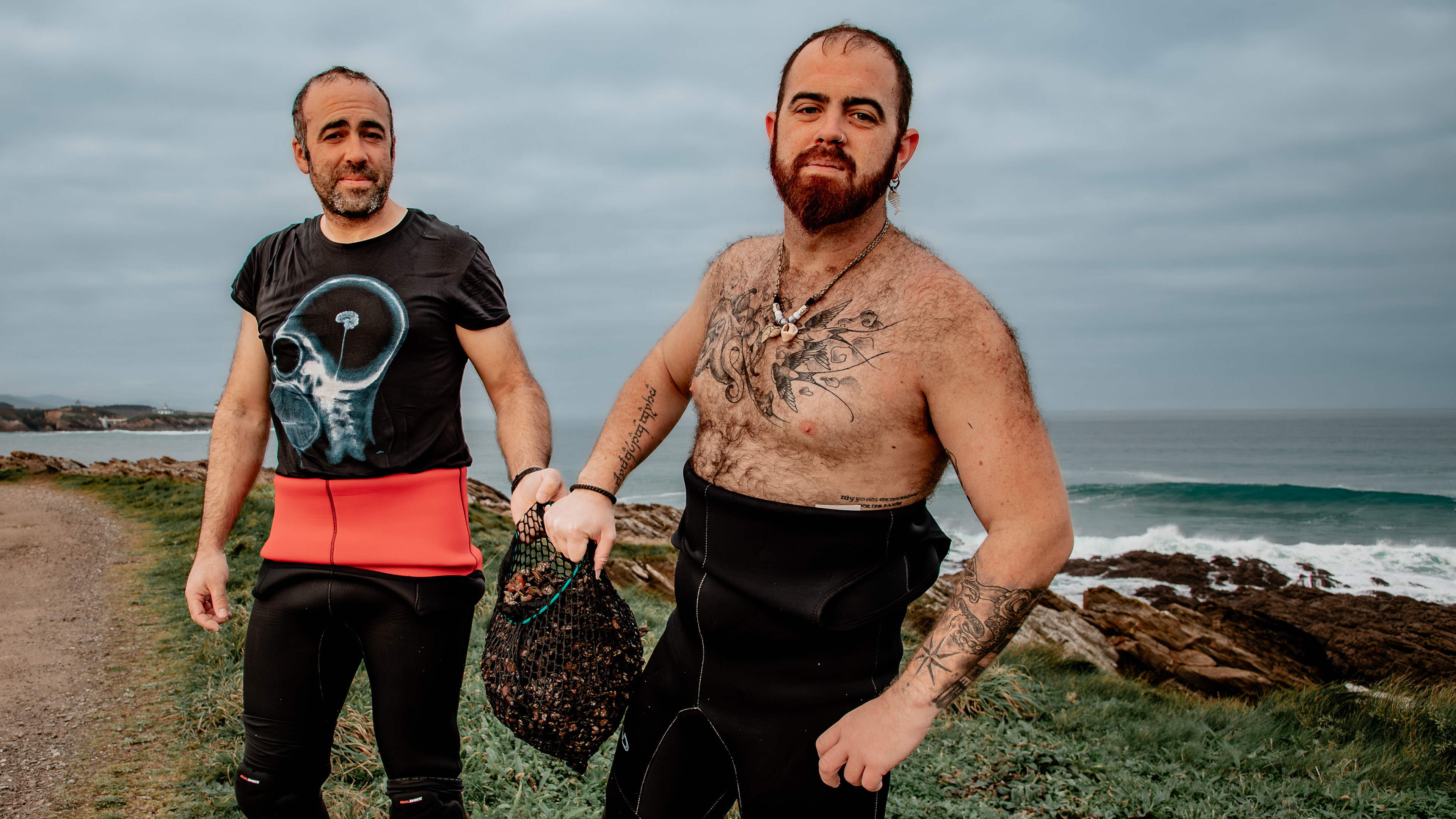 Spain – They risk their lives collecting goose barnacles on the Death Coast