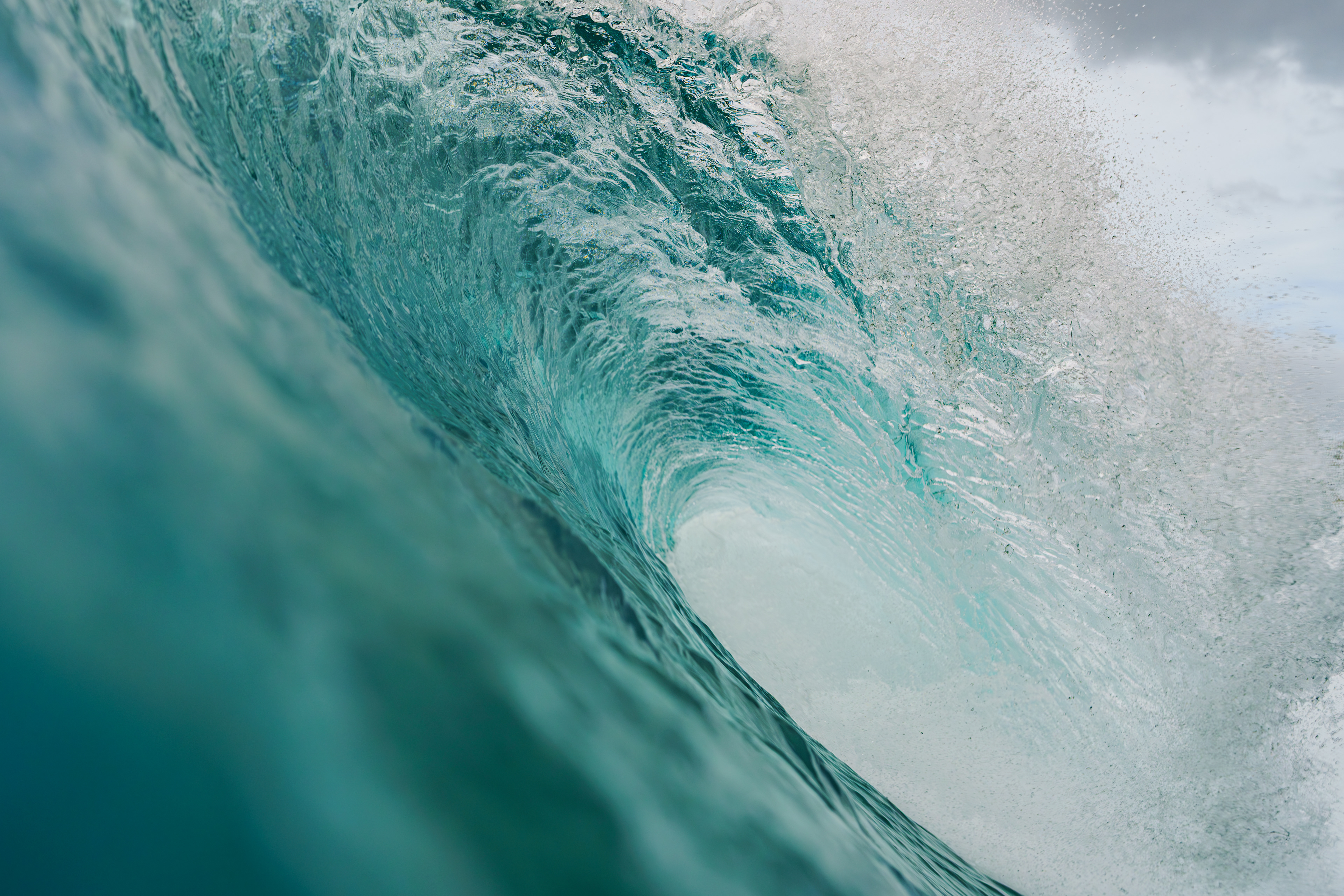 左の棚でブレイクする波を狙っていたが右奥の棚で数本良い波がブレイクしていたので移動。右に流れるカレントだったので行き過ぎないように注意しながら待った。それでも思っている場所で待機ができず何度もリップの洗礼を受けていた。止まらず左に泳ぎ続けながら待って捉えた波。久しぶりに声が出た。 2025/10/30　Amami Oshima  (1/12500sec F5,6 ISO800 40mm)