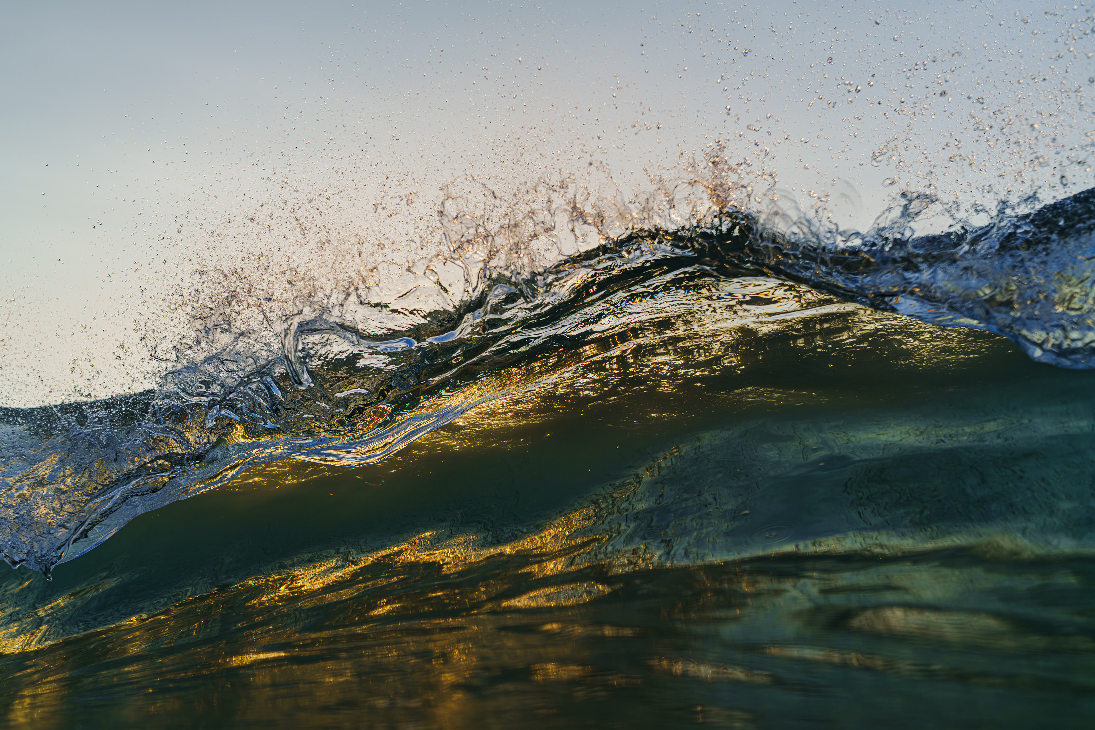 波のサイズは小さいが天気が良いのでリップの写真を中心に撮影。ギリギリまで待ってシャッタースピードを1200まで下げてシャッターを切った。海に入ってから設定を変えるのはリスクが大きいと思い、今まではほとんど変更しなかった。刻々と変化する太陽の位置や波のサイズや潮の動き。これからは積極的に変更しながら撮影しようと思う。  07/07/2025 Shikoku