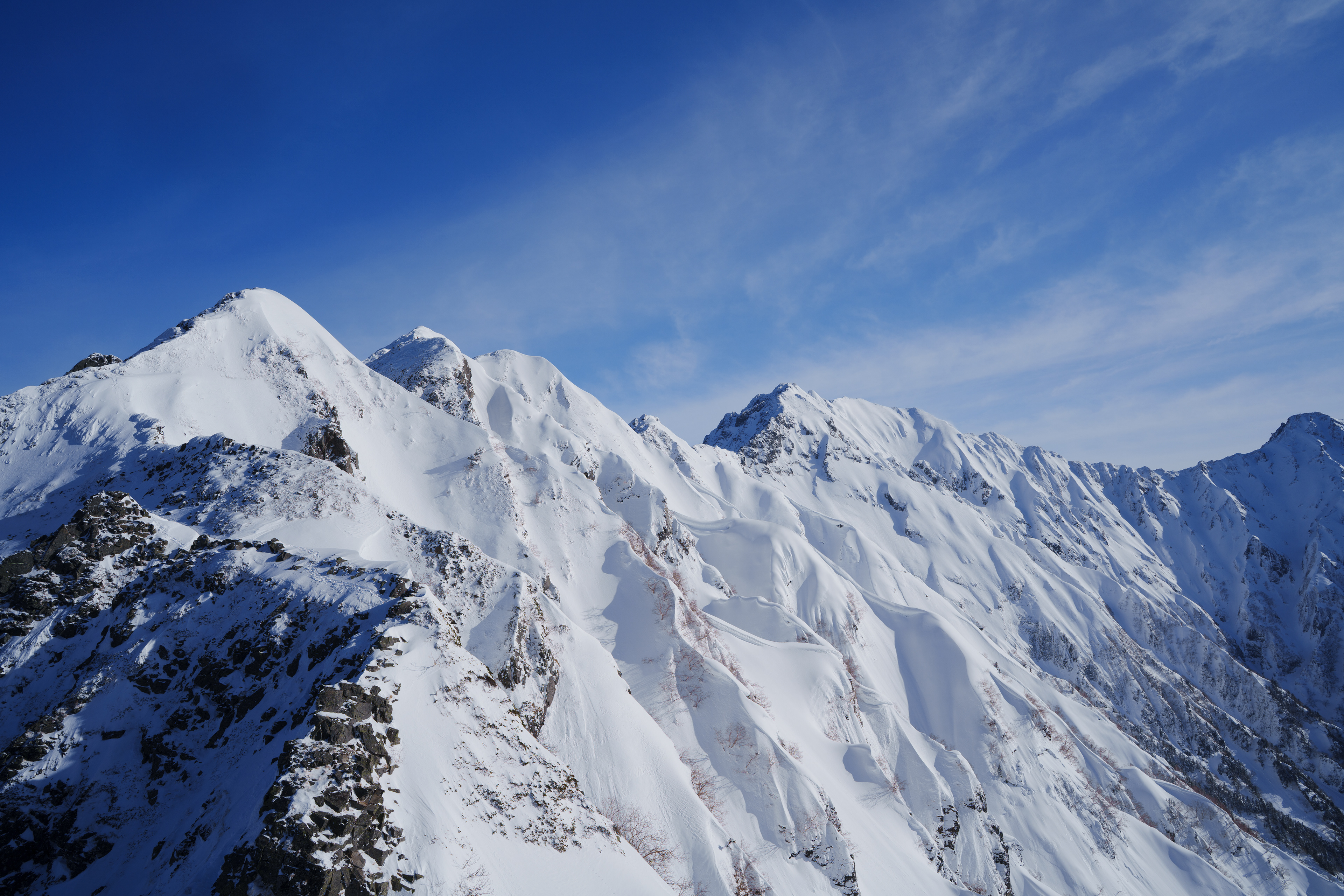 『magnificent 』 前日からは想像できない天候になった。朝陽を浴びる山々、陽が昇ると山でしか見れない空の青さ、自然が創り出す造形美にカメラを向けてなかなか歩が進まない...　   3/12/2025　西穂高、独標