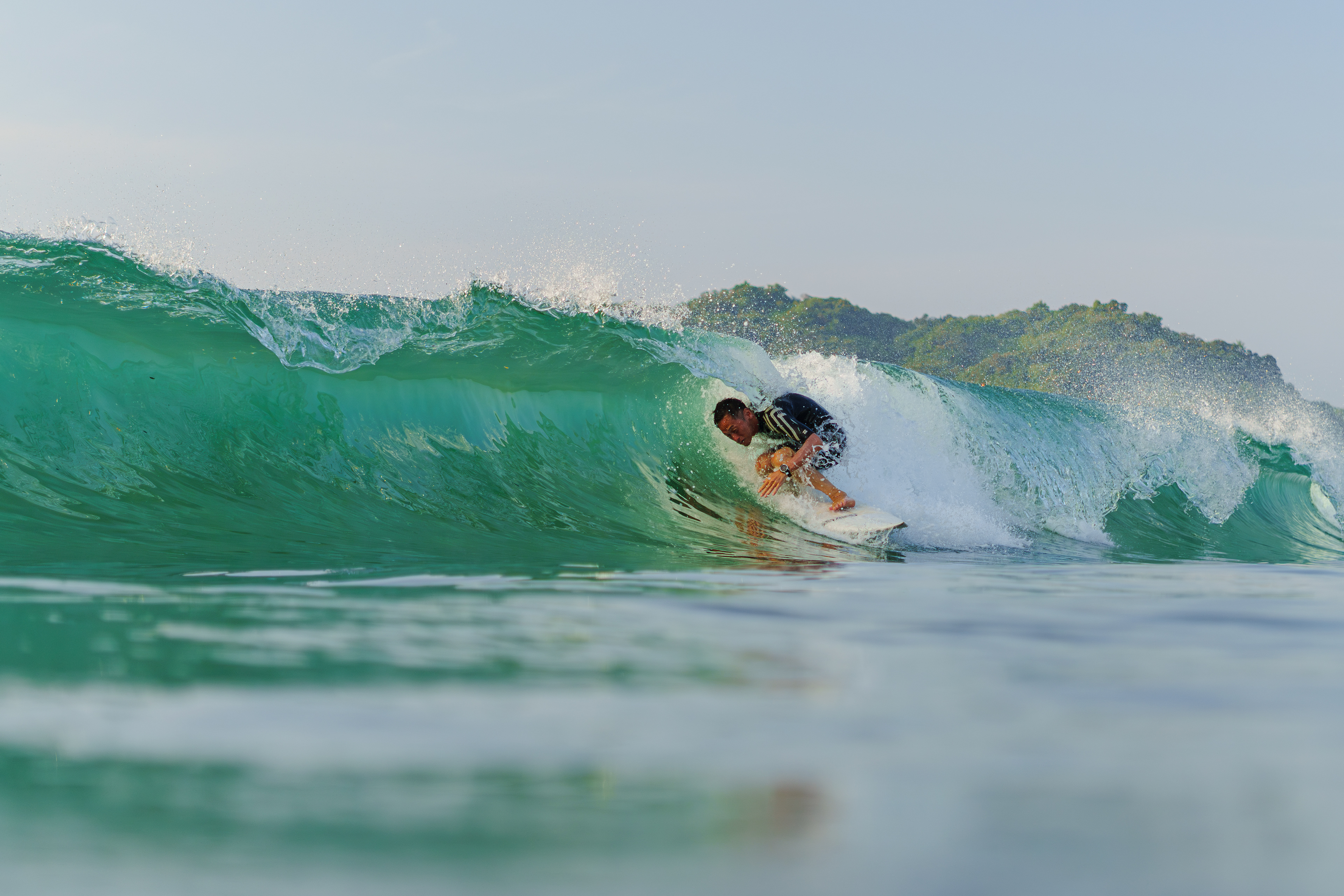 タイミングが合いAsanoさんと 2年ぶりに一緒に海に入った。台風のウネリを期待したが残念だった。いつもは海の中ではお互い集中してほとんど話さないがこの日はずっと談笑していた。カメラを向けるとプルインしてくれた（この後しっかりinしてました）  07/07/2025 Shikoku