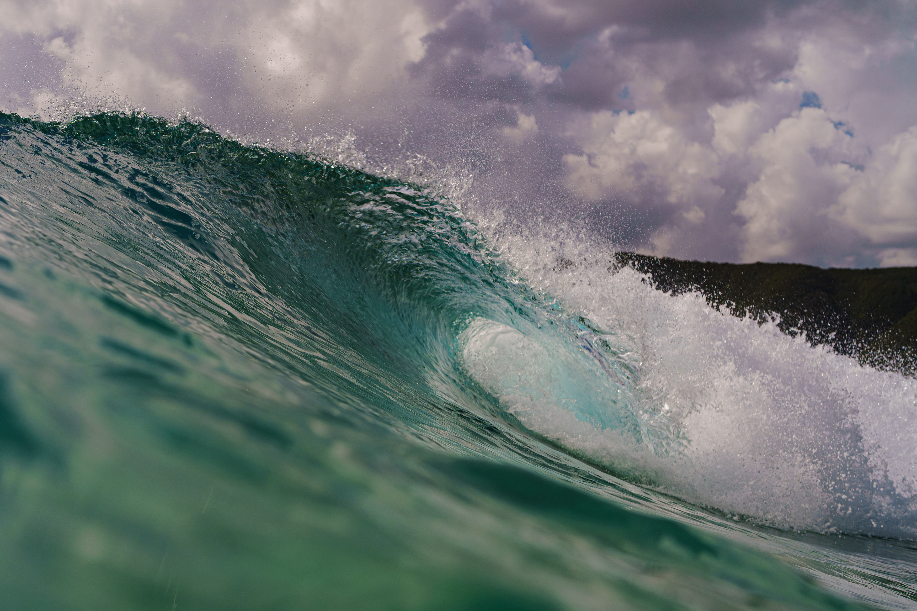 時間の経過で天気が変わり雲も多くなり波の雰囲気が変わる。でもパーフェクトの波には変わりはない。この時間ぐらいからローカルが入って来てチューブ合戦を繰り広げていた。 2025/11/1　Amami Oshima  (1/1600sec F6.3 ISO200 40mm)