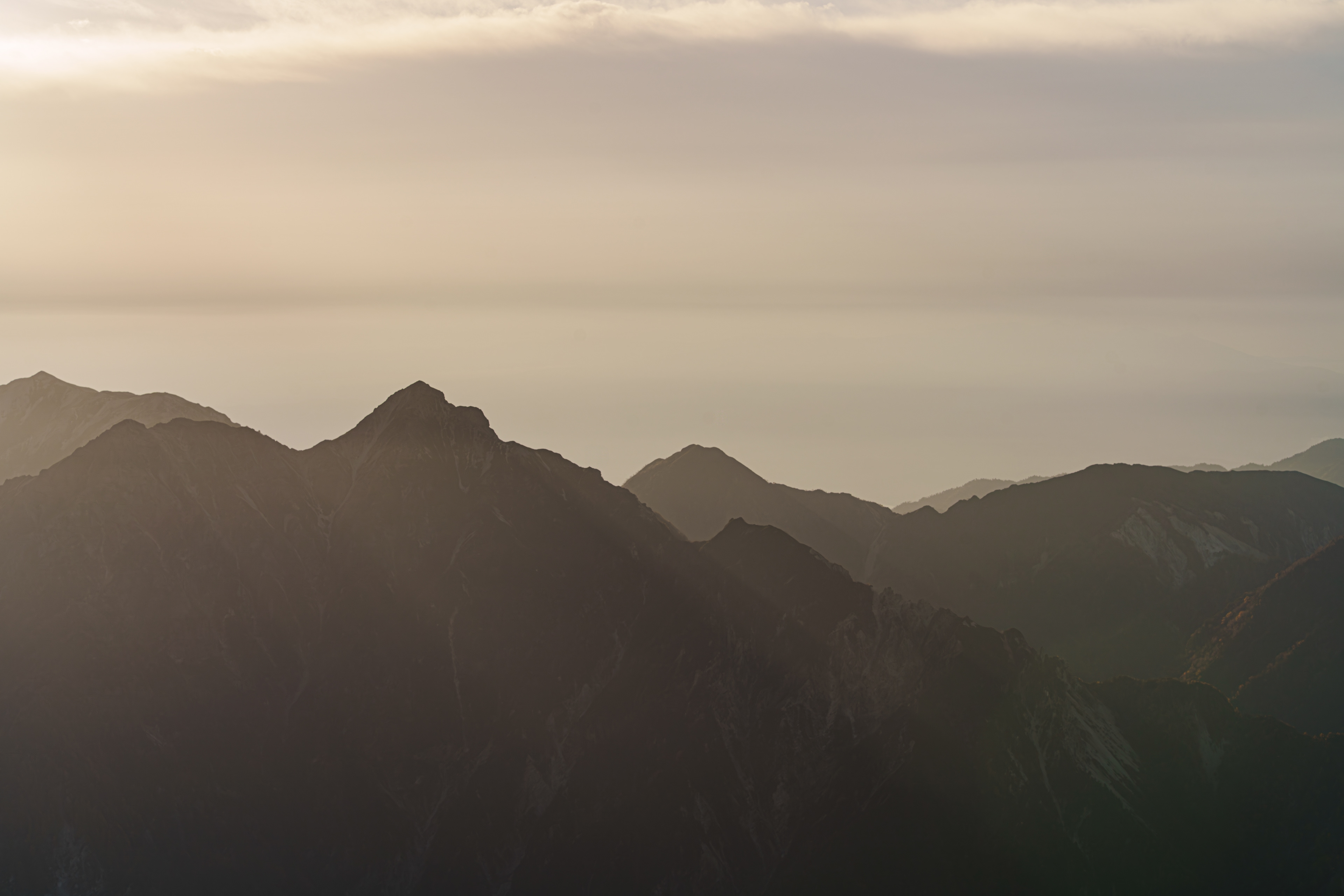 次第に東側も陽が昇り山々に光が注がれる。真っ暗で見えなかった山肌がはっきりと見えてくる。穂高連邦が美しく聳える。  2025/10/23　雄山頂上