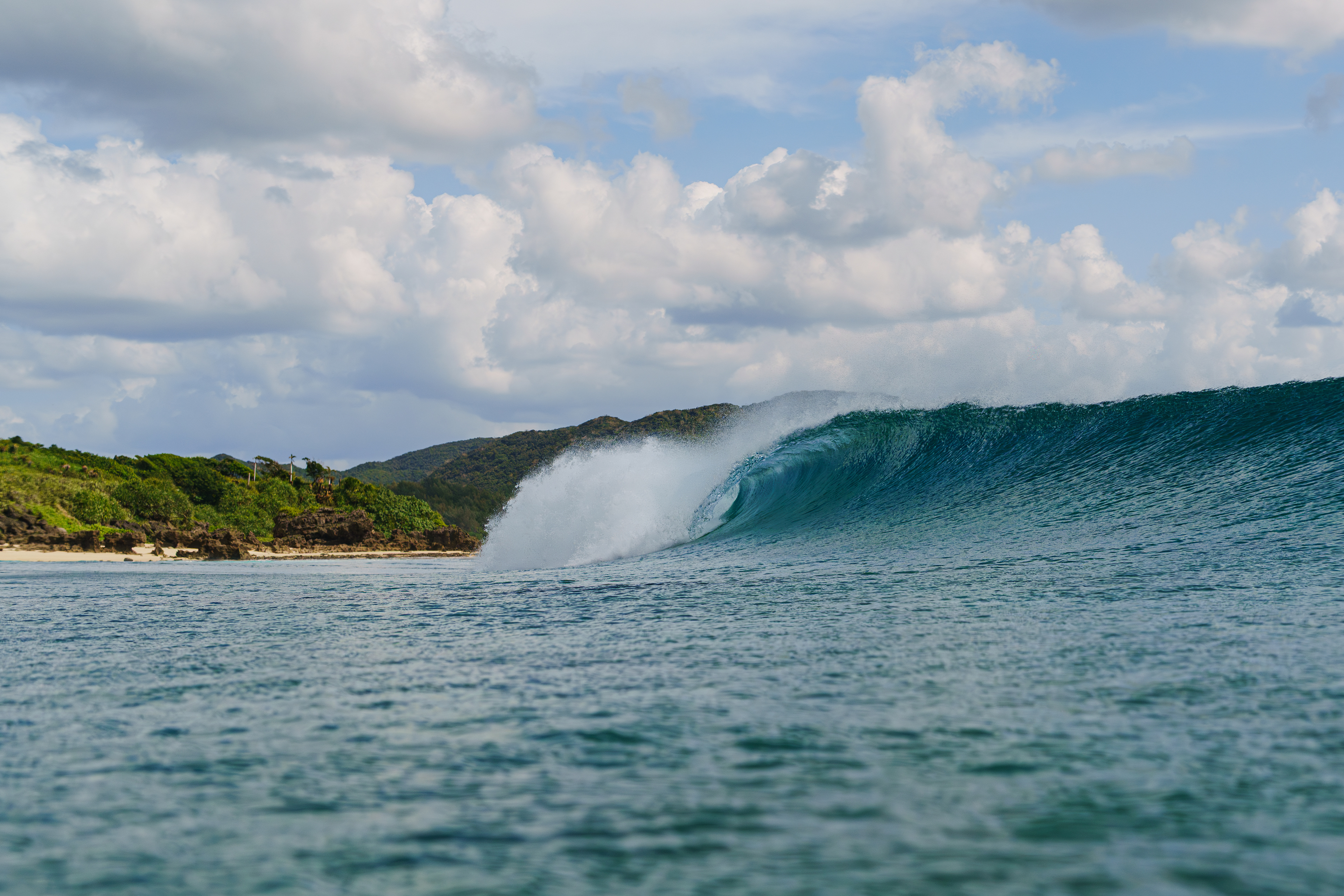 駐車場からチェックした時は右側が良かったが入ると波数が少なく、浅いが左奥が形の良い波がブレイクしていたので泳いで移動。パワーのあるグーフィーの波が炸裂！誰も入っておらず気を使わずに撮影ができた。 2025/11/1　Amami Oshima  (1/1600sec F6.3 ISO500 40mm)
