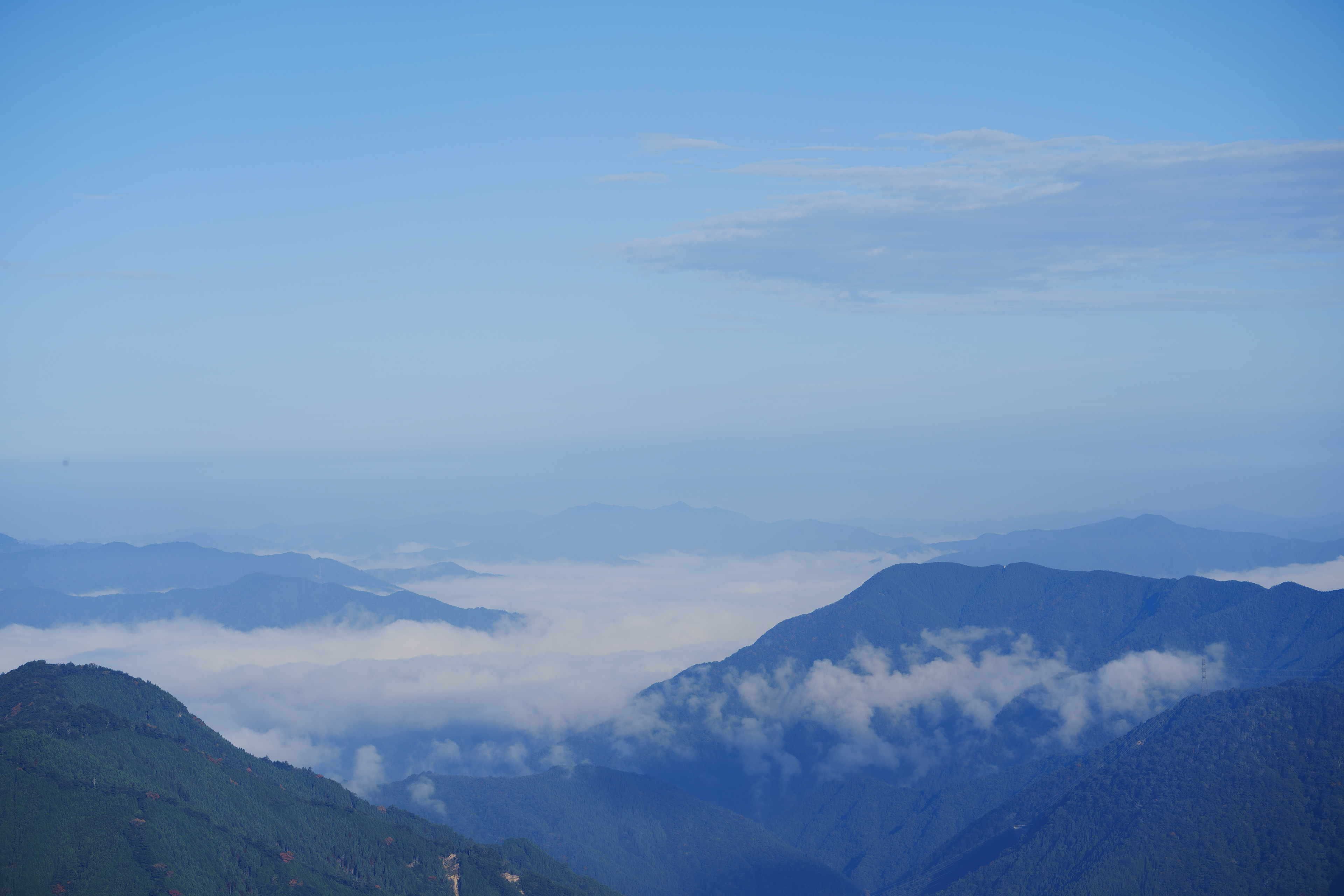 『sea of clouds』道中はガスの中を運転していたが登山口に着く頃にはガスがなくなり青空が見えた。登り始めたのが6時頃だった。稜線に出て1時間程歩いたお気に入りのスポットに着くと先程のガスが山々を覆っていた。 8/15/2024 釈迦ヶ岳稜線