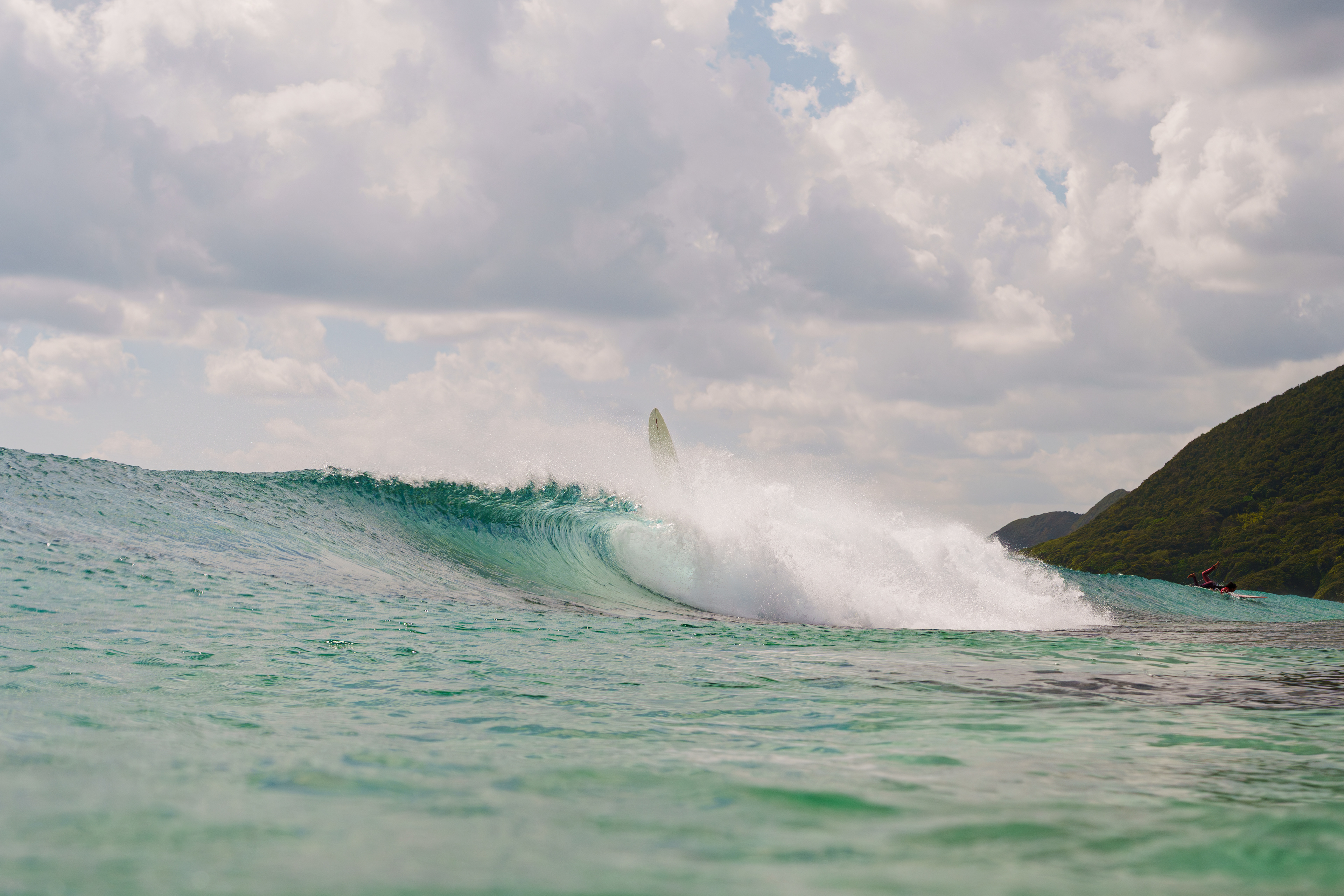 少しずつ奥へと位置をずらして何度もtubeにトライしていたローカル。奥すぎると抜けれずに...この浅さでのトライができるのは地形を知っているからだと思った。この後セットに揉まれセンサーが鳴り急いで海から上がった。これからという時に残念！車に戻ってハウジングを開けると予想以上に海水が入っていた。カメラは無事だが原因が全く分からず。でもこの波を撮影できたことが嬉しかった。 2025/11/1　Amami Oshima  (1/1600sec F6.3 ISO400 40mm)