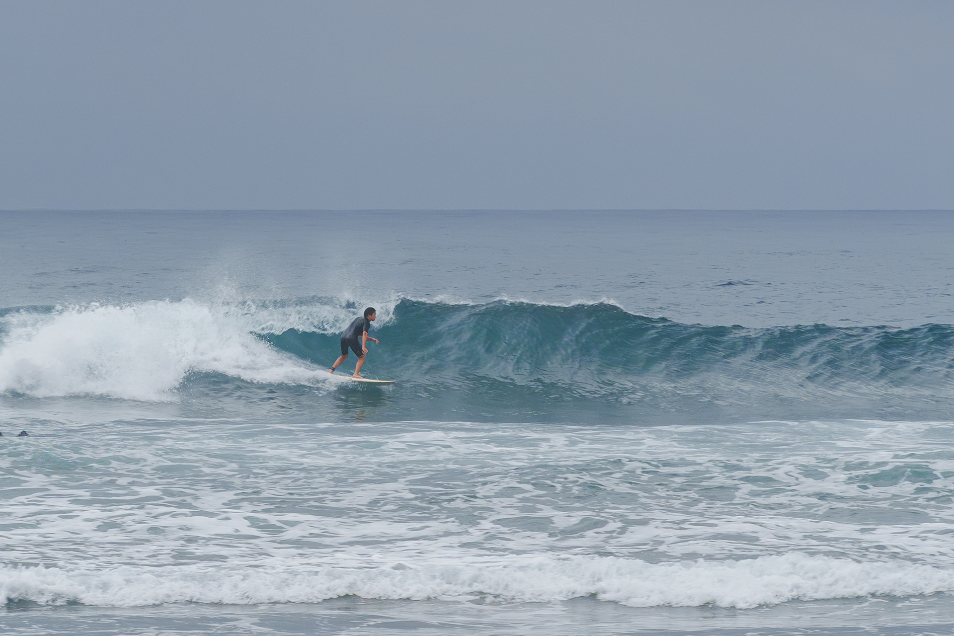 3日間の四万十Tripに向かった。初日はサイズが無くノーサーフ、 2日目朝からサイズUpし出した。画像は３日目の早朝ビーチから撮影した写真。このTripでハウジングに不具合があり何度か水が入ってきて撮影を断念。天気は曇天だったがサイズもあり水も綺麗だったので残念だった。東京に行ったYutoと久しぶりに一緒に入れたのに...大阪に居た時よりも海に通いレベルUpしていた。  2025/10/3 Shimanto