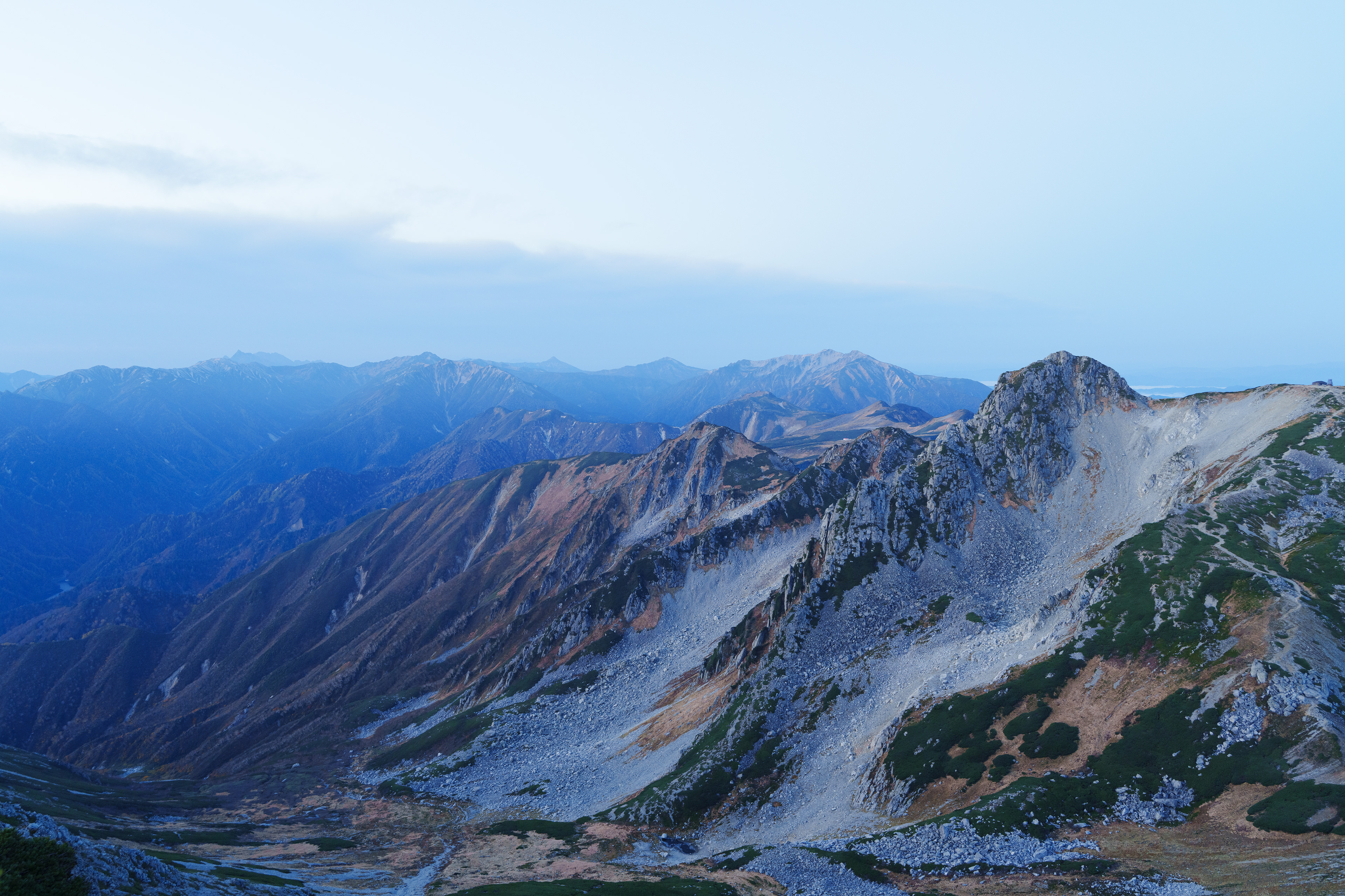 パートナーの足の調子が良いので、翌日は天気が回復予報だったのでマジックアワーを雄山まで見に行く事になった。クマの目撃が多々あり数日前まで通行止めになっているルートもあったがどのルートも解除になっていた。しかし夜中から出発予定だったので不安が残っていた...。2時に起きて準備をし3時に出発した。空は雲がなく星が輝いていた。久しぶりの夜のハイクはとても楽しかった。まず一の越山荘までゆっくり歩いた。2時間後に到着。山荘付近はかなり風が強く建物の間で風を避けながら休憩をした。ここから雄山まで1時間、空もだんだん明るくなってきたが、この登りが急登でガレ場なので慎重に歩く。  2025/10/23　一の越〜雄山