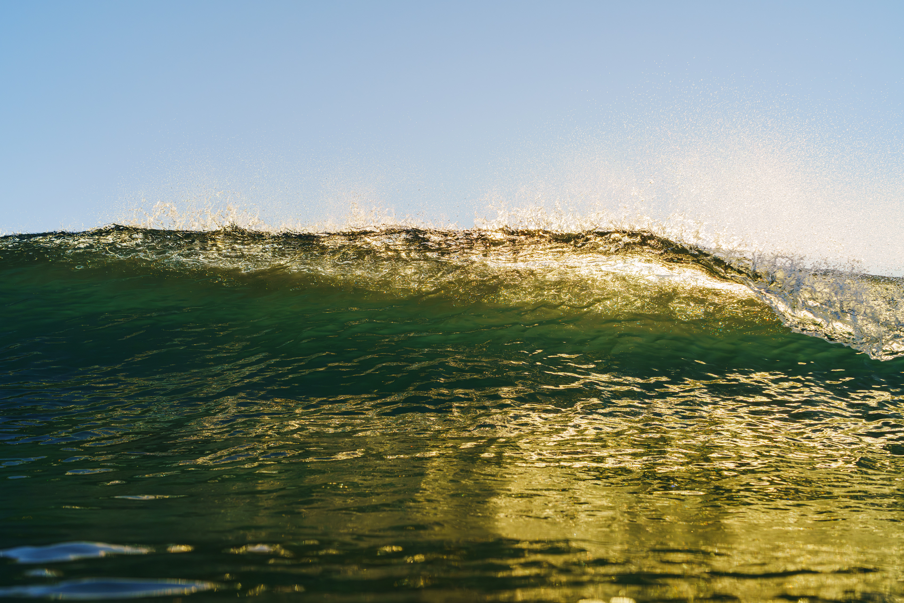太陽が昇る正面で波のボトムに陣取りリップの波を何度も受けながら頭の中にある構図を想像してシャッターを切るが光と波のタイミングがなかなか合わなかった。  2025/12/22   Kochi (1/1250sec F5.0 ISO800 40mm)