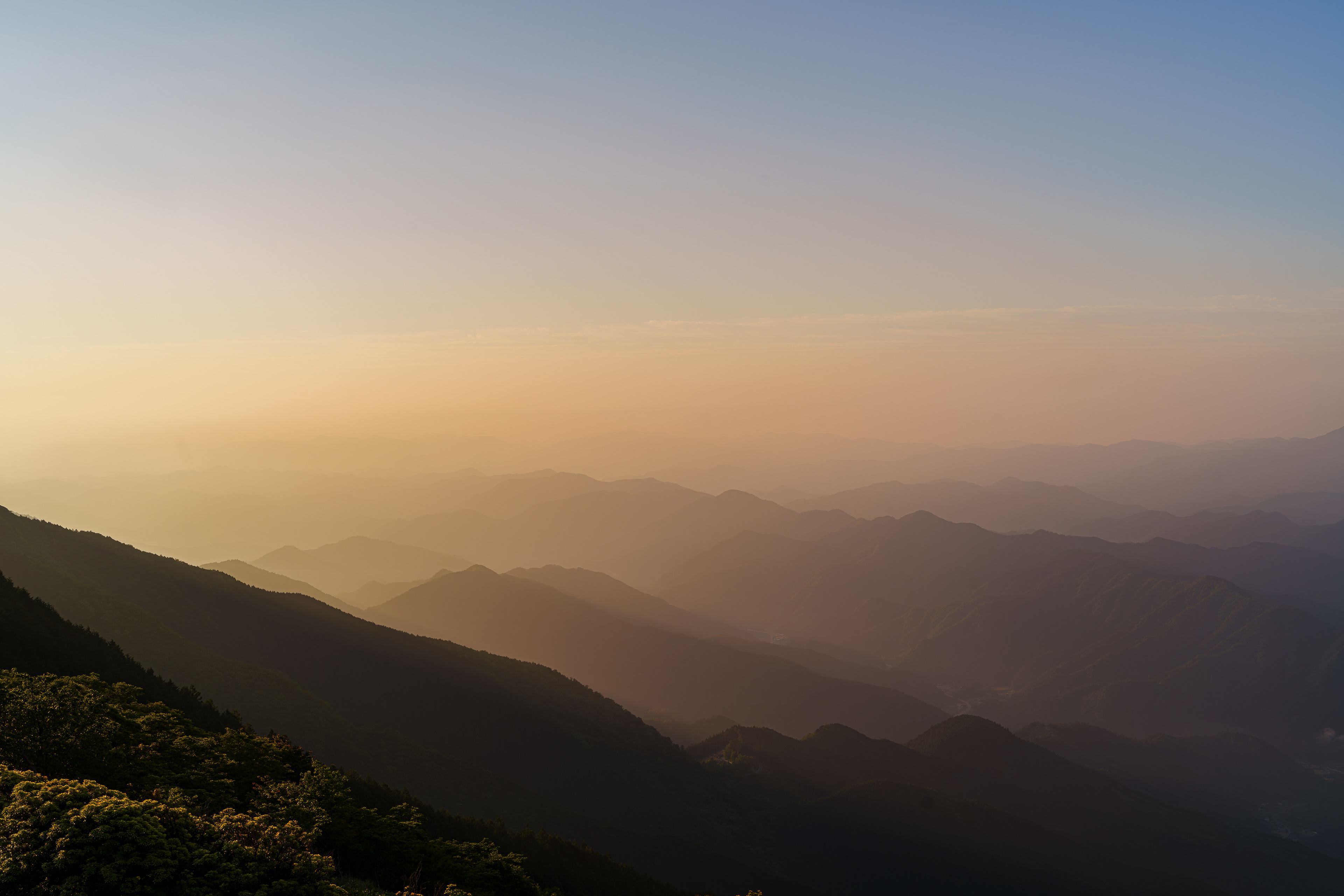 最近テン泊がなかったのと、天候に恵まれなかったので朝陽を撮影できる日がなかった。この日は数日晴天の予報だったので仕事から帰って1時間だけ仮眠を取って山に向かった。駐車場からも星空が眺めれる晴天。日の出時間30分前に到着したかったの2時に出発。久しぶりのナイトハイク、やっぱり楽しい。予定より50分程早く着いたので珈琲を飲みながら待つことに。マジックアワーを期待したけど... 日が昇って30分後頃から陽射しが斜めに入り出して黄金色に山々を染めていく。 06/05/2025　八丁平