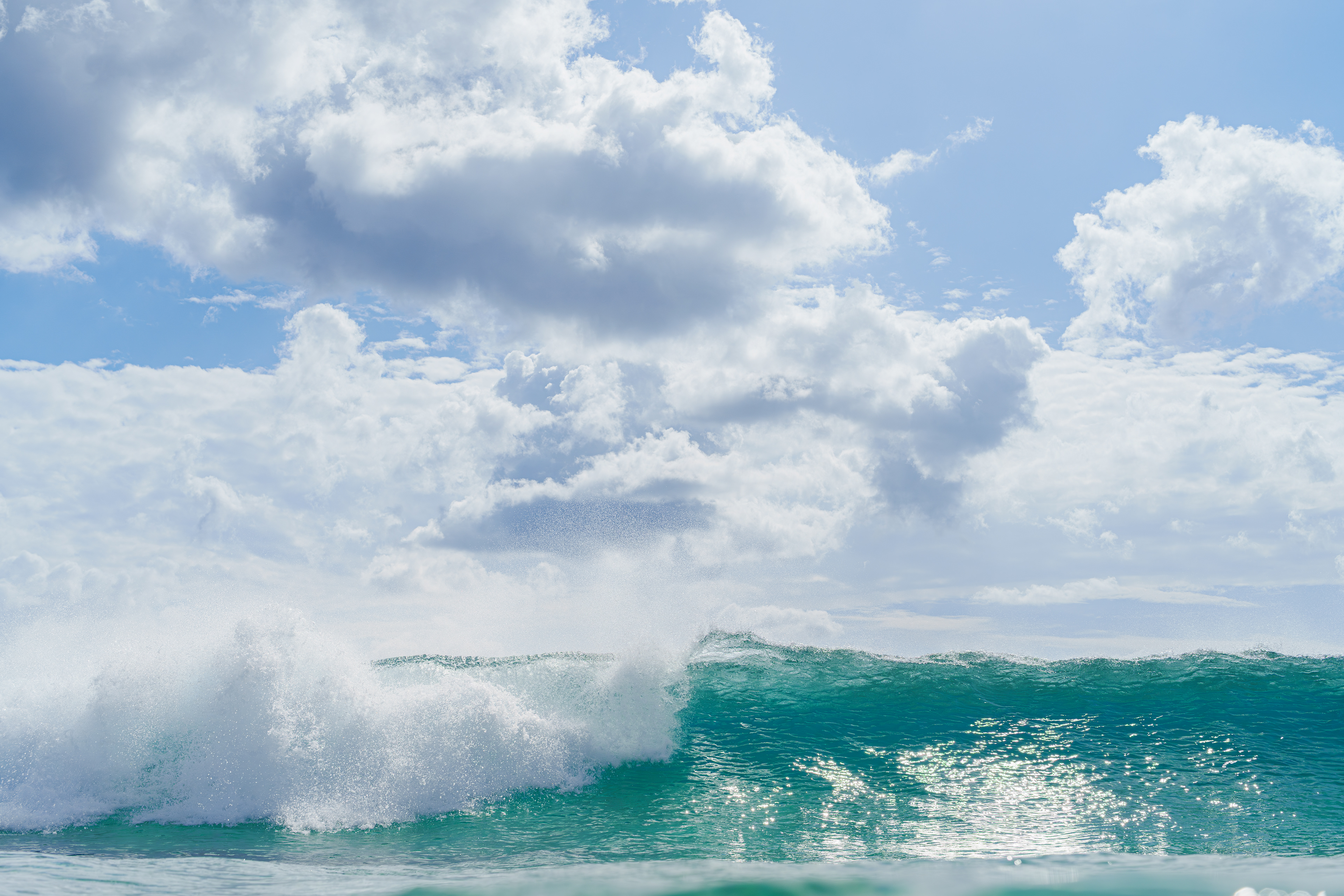 目が覚めてテントから海を見ると強目のサイドオンが吹いていた。天気は晴れだが波が... ロータイドなのでゆっくり朝食を食べて様子を見る事にした。風が朝より強くなり良くないので昼食を太平洋側のお店に行く予定だったので向かった。北西が吹いていたので全く期待していなかったが駐車場に着くと風も弱く胸〜肩の波がブレイク！サーファーも2人程。昼食の予約まで約2時間程あるので入る事に。潮がまだ少なかったので慎重にゲッティングアウトした。 2025/11/1　Amami Oshima  (1/1600sec F6.3 ISO500 40mm)