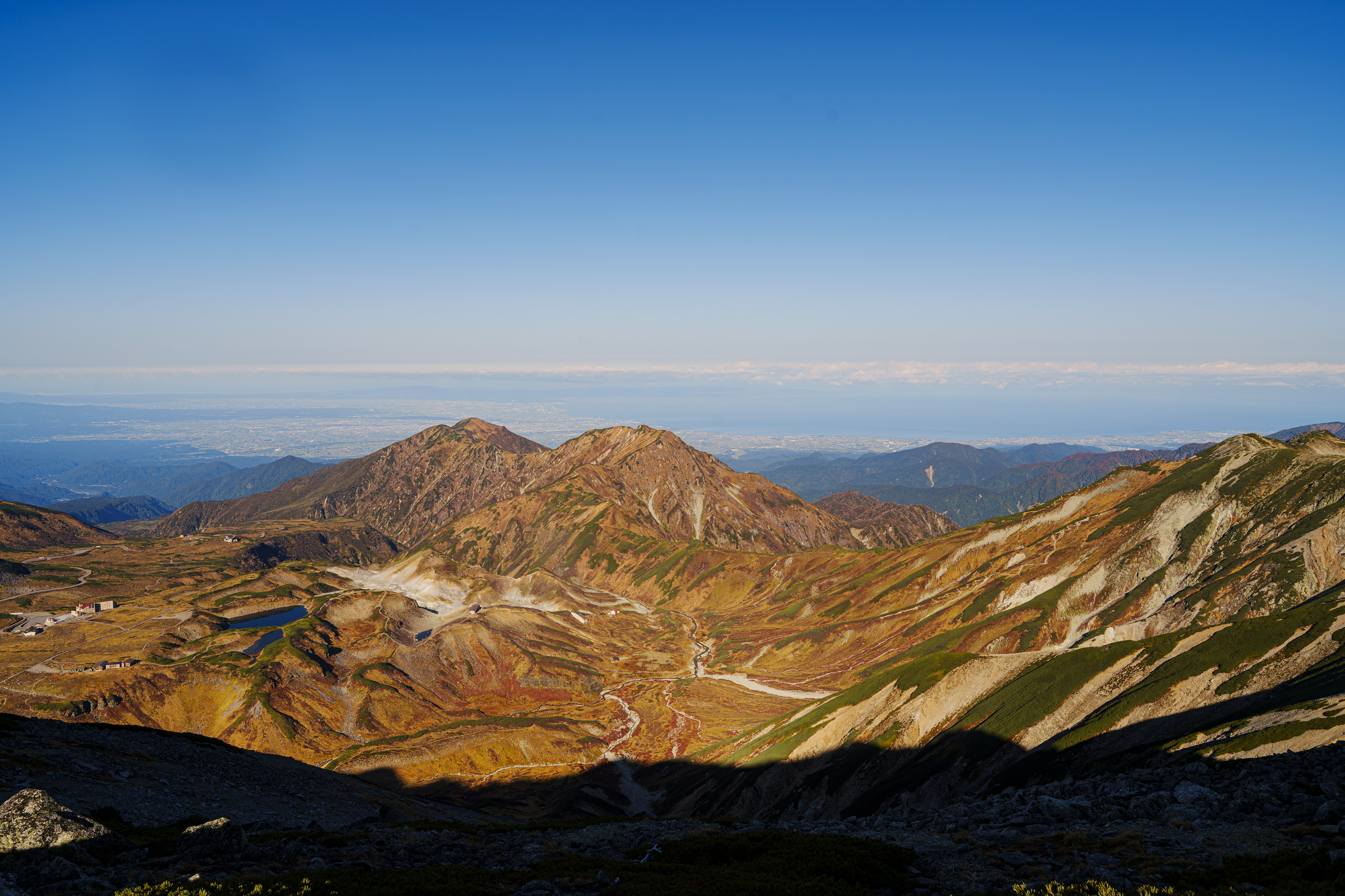 朝陽が昇り一気に暖かくなる。太陽の有り難みを感じる瞬間だ。眼下にはみくりが池、雷鳥荘、テン場が見える。立山連峰を見渡せる圧巻の景色。この景色を見ながら稜線を歩く。  2025/10/23　雄山〜大汝山