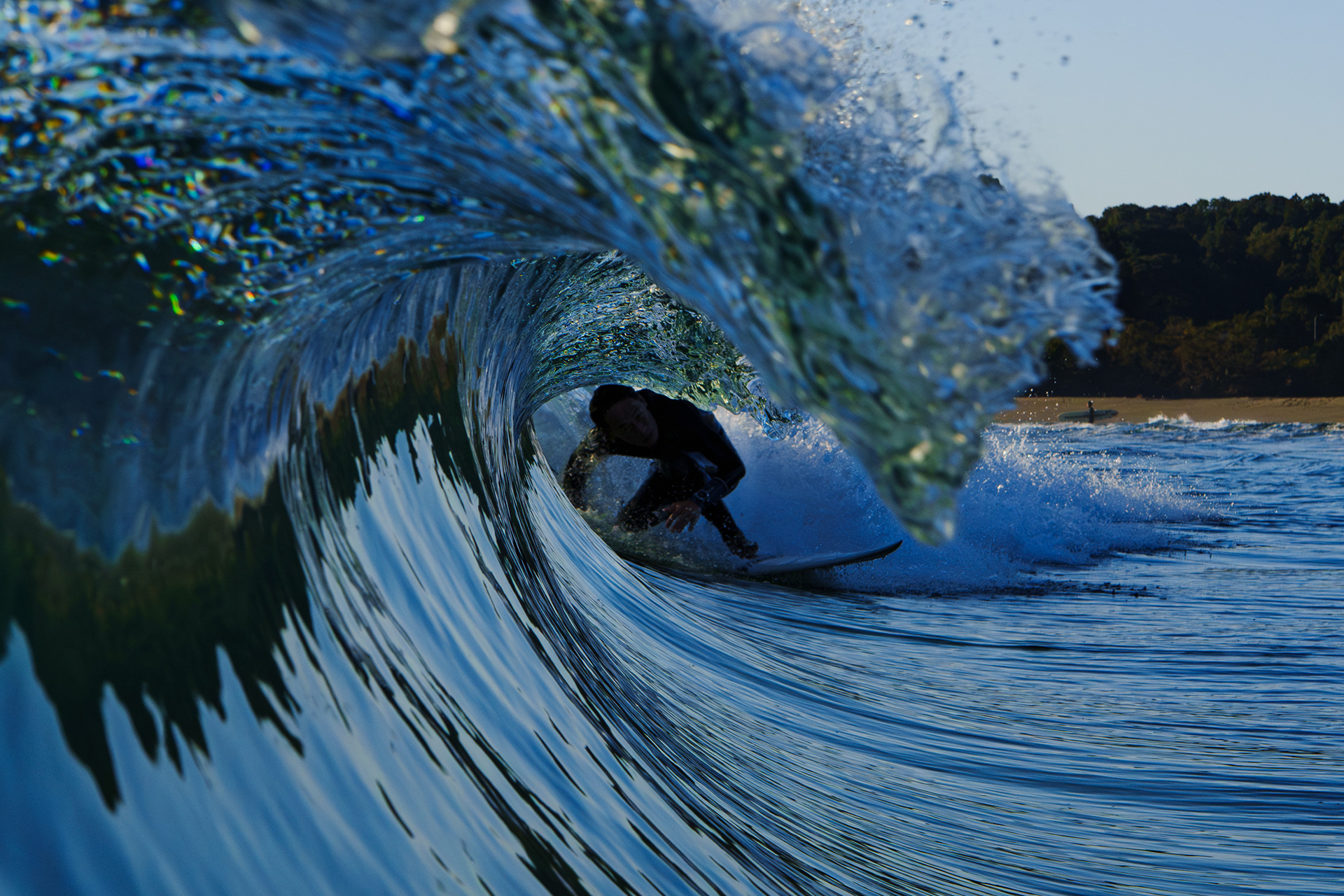 干潮だから小さくても巻く波。横からのショット。 2025/11/14　Shikoku (1/1250sec F8.0 ISO320 40mm)