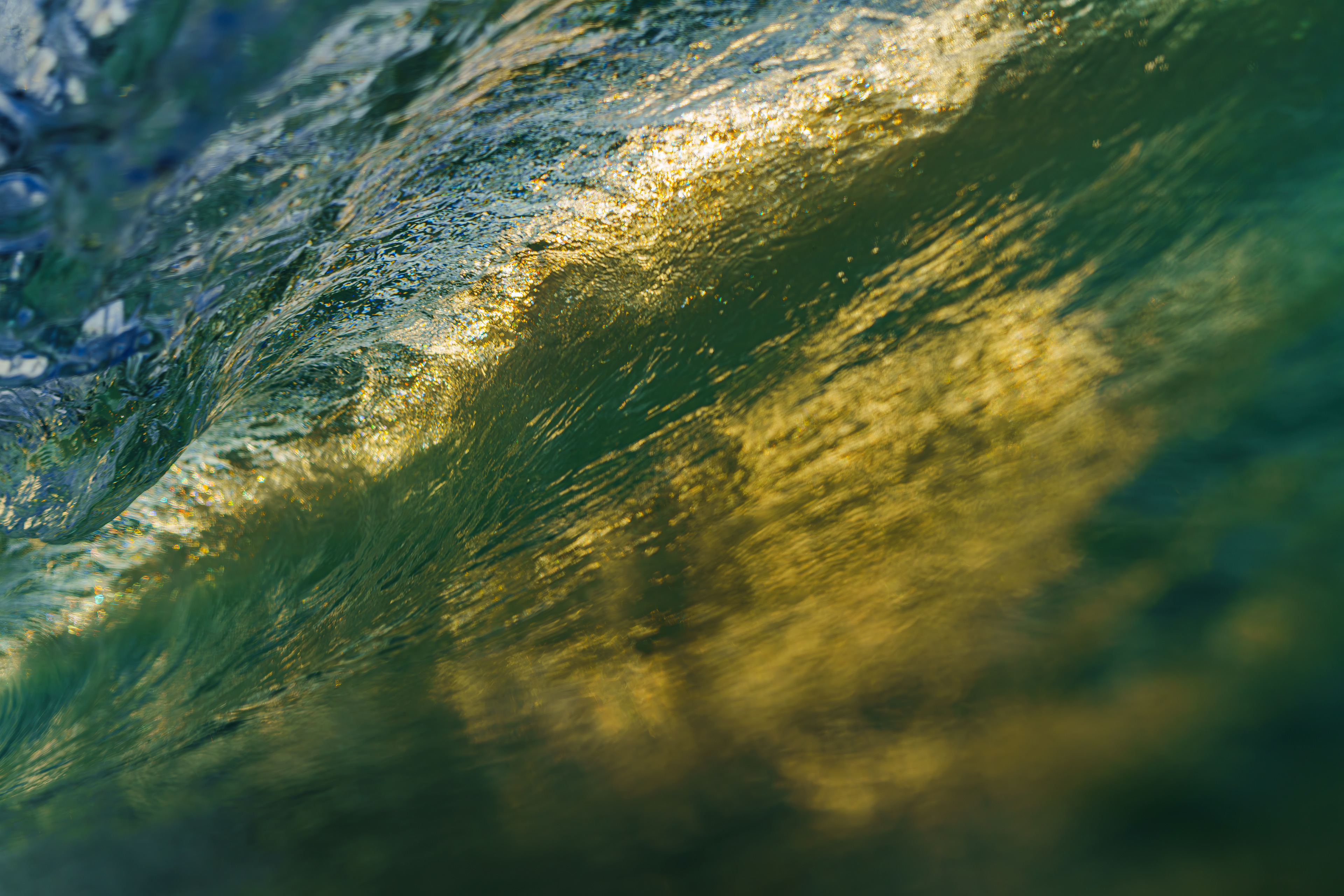 波の内側は陽の光と空の色が反射してガラスのように輝く。陽が登るタイミングで赤みがかったり黄色かったり青かったりする。 07/07/2025 Shikoku