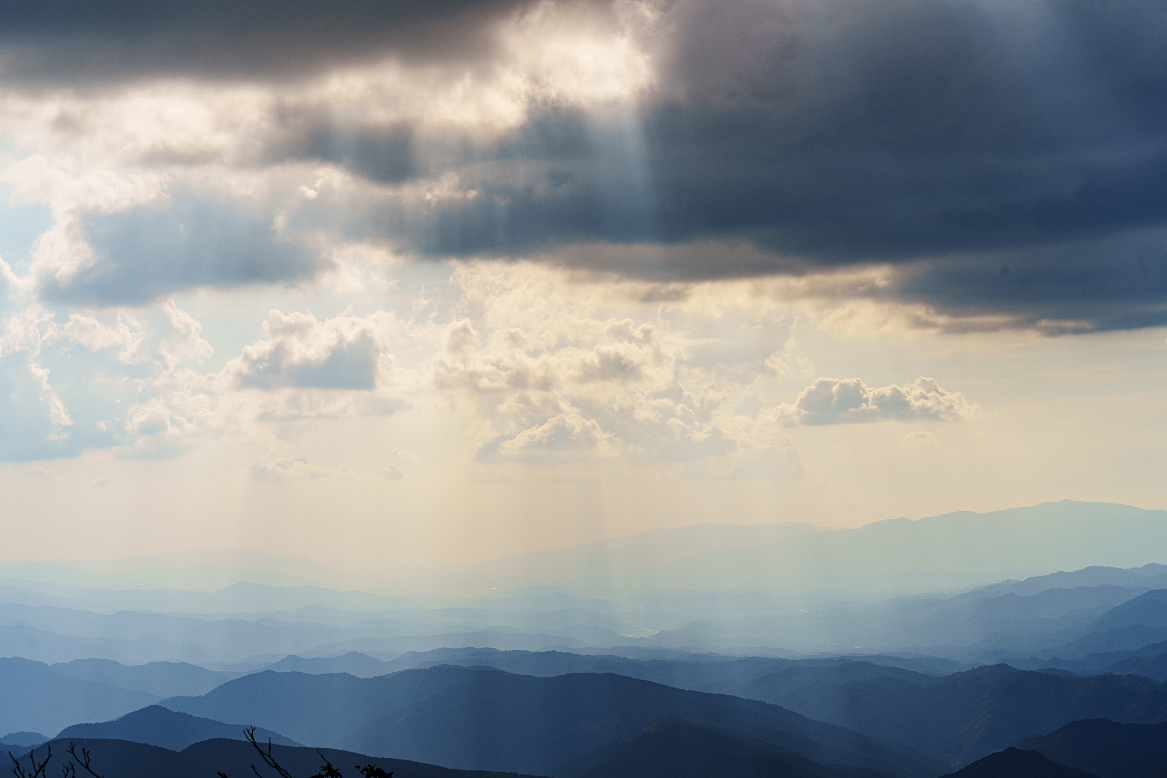 入道雲が空を覆い雲の隙間から陽の光が降り注ぐ。普段生活しているよ気にならない光だけど、この自然の光と影の変化が日常起こっている。  09/10/2025  高見山