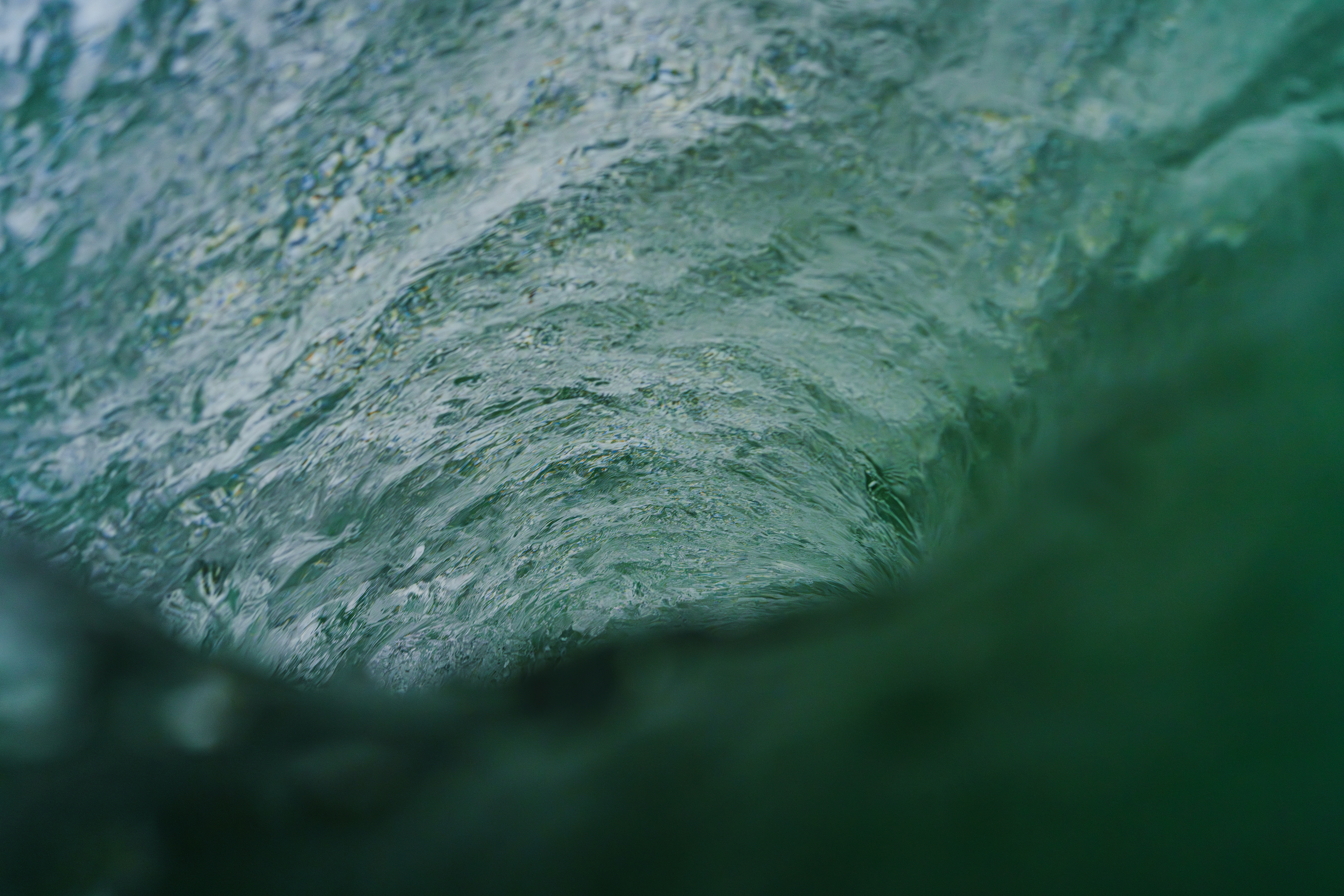 前の写真の続きでスッポリ入った時の画像。コンマ数秒間は静寂な世界に入り、その後は洗濯機の中に入った感じでグルグルの状態。パワーのある波だった。  09/25/2025　shikoku